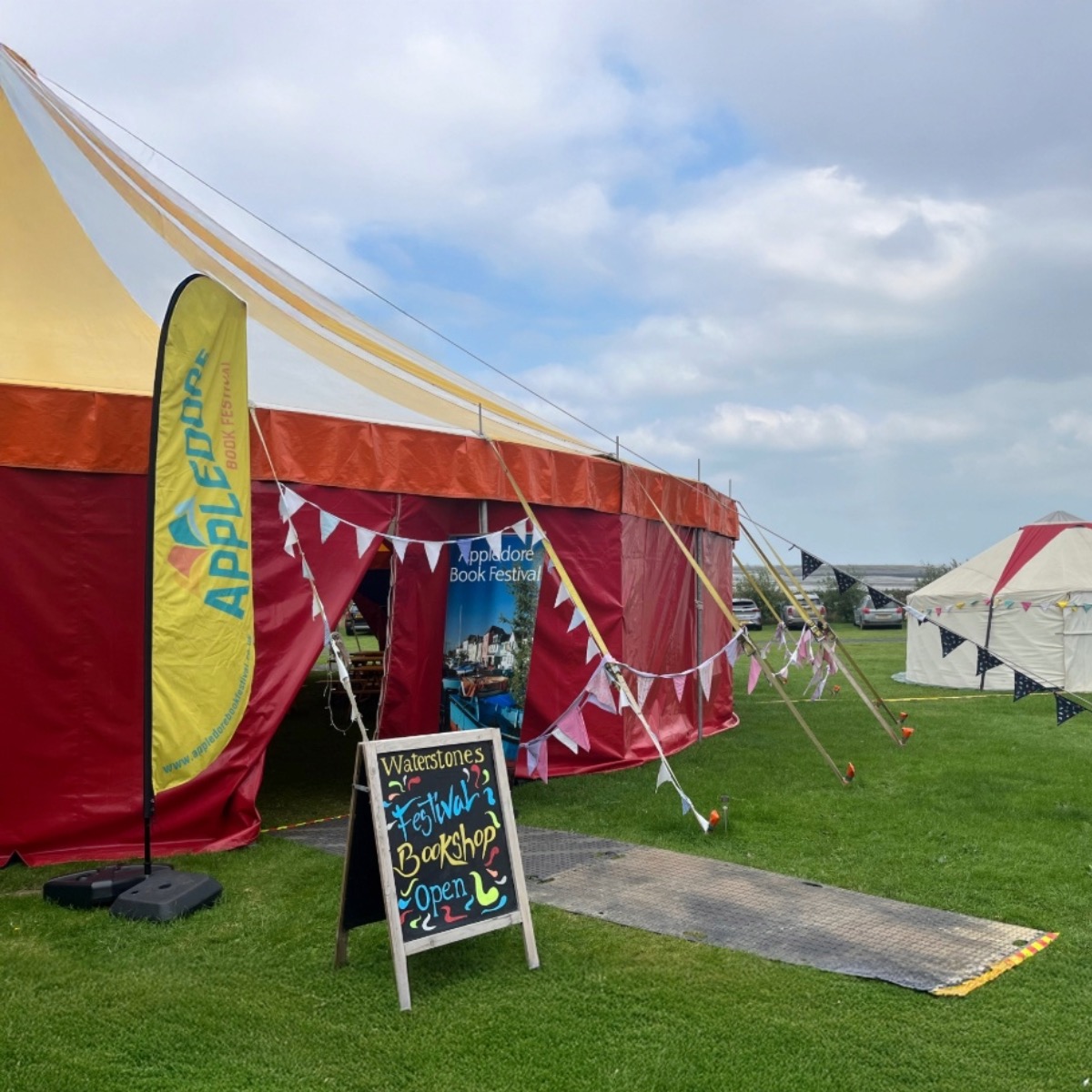 🎪Today the Main Festival, together with Waterstones and our Info Desk & Box Office, move to Skern.
There are Festival events taking place in the village as well, together with Art Makers' exhibition from Thur 18 to Sun 21 Sept, following a rehang and the addition of more artworks.🎨
Please visit www.appledorebookfestival.co.uk for full details of the wonderful range of food & drink outlets and music that will be on site 🍕🥙🍷☕🍺🎼
➡️At Skern, the field can be slippery in places, and the ground uneven, so please wear appropriate footwear. We also recommend that you dress warmly.
#skern #foodanddrink #music #tickets #BoxOffice #artexhibition #appledore