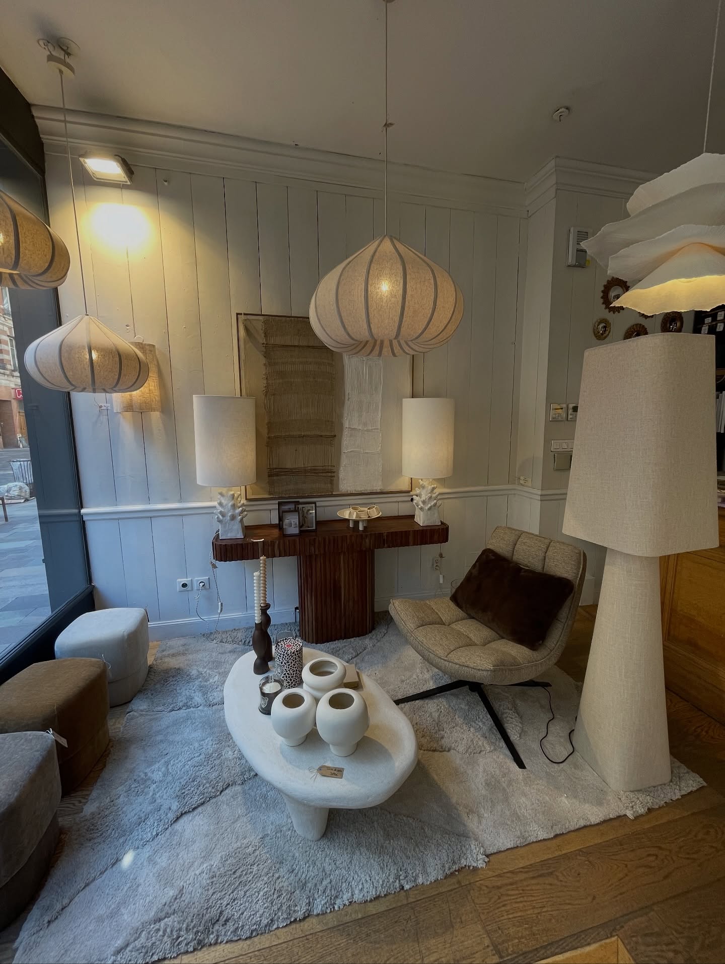 Plongez dans une ambiance chaleureuse et élégante ✨ Entre suspensions aériennes, fauteuil cosy et table sculpturale, chaque détail de notre boutique de décoration à Toulouse est pensé pour créer un intérieur raffiné et accueillant. Venez découvrir nos nouveautés et laissez-vous inspirer 🌿 #decoration #toulouse #deco #inspiration #luminaire #ameublement #inspiration