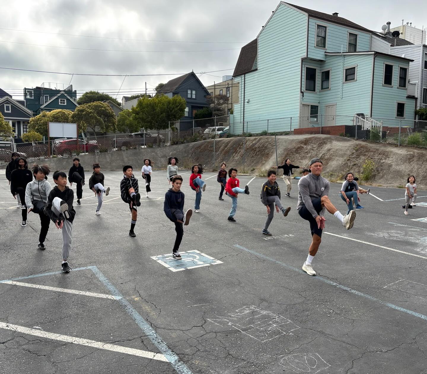 We do morning exercise every day so that our students can wake-up their bodies to prepare for the school day, increase their physical stamina one day at a time, and learn how to move as a group. We teach our students to work hard not just in the classroom but in improving their physical fitness too. By seeing themselves improve as individuals and as a group, they gain confidence which can extend into all areas of the whole person.
#chineseimmersion #chineseimmersionschool #sanfrancisco