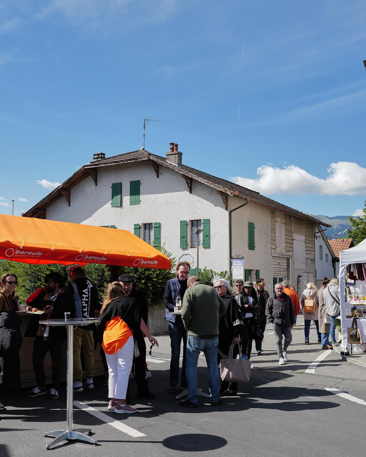 ⚠️ La fête des vendanges c’est dans les buvettes mais aussi dans la rue! ⚠️
🚶 Partez à la découverte des rues de Russin en flânant dans le marché du terroir, 🍷 en buvant un verre O’Baroule, 🎶 en écoutant les @los_clodos et les @dek_onex et le samedi soir venez 💃🏿 danser avec @djlilkiss.
Ne soyez pas timide!
Toutes les informations sur :
https://www.fetedesvendangesrussin.ch
#fetedevillage #fete #russin #fetedesvendanges #musique #concertlive #vin #danser #aimerlavie #cortege #marche #marcheduterroir #geneve #geneva #campagne #vendanges #terroir #swisswinelovers #swisswine #concert #courdedegustation #produitduterroir #fetedesvendangesrussin #weekend