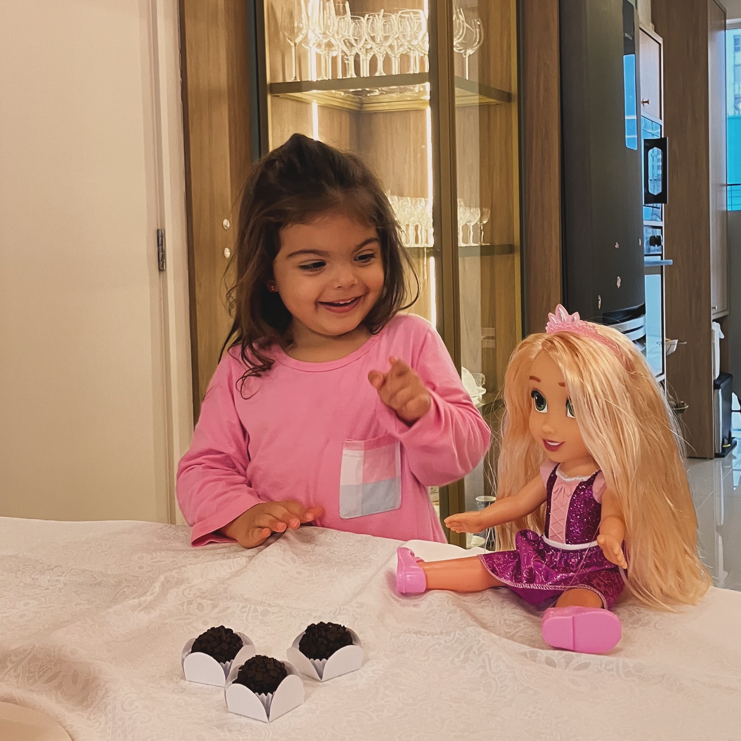 Há 3 anos meus dias são coloridos, na verdade rosa na maioria das vezes! Aprendi a amar a minnie e a conhecer as princesas, confesso que até comecei a gostar dos brinquedos espalhados pela casa, com as várias pelúcias, mas ainda não me acostumei com as pinturas da minha artista! Aprendi que a vida é mais, muito mais alegre e divertida. Amo nossos dias. Há 3 anos renascemos com a sua vinda em todos os aspectos. Te amo feliz 3 anos! 🥰🥳😍
Te amo @tododiaplastica mamãe da mimi