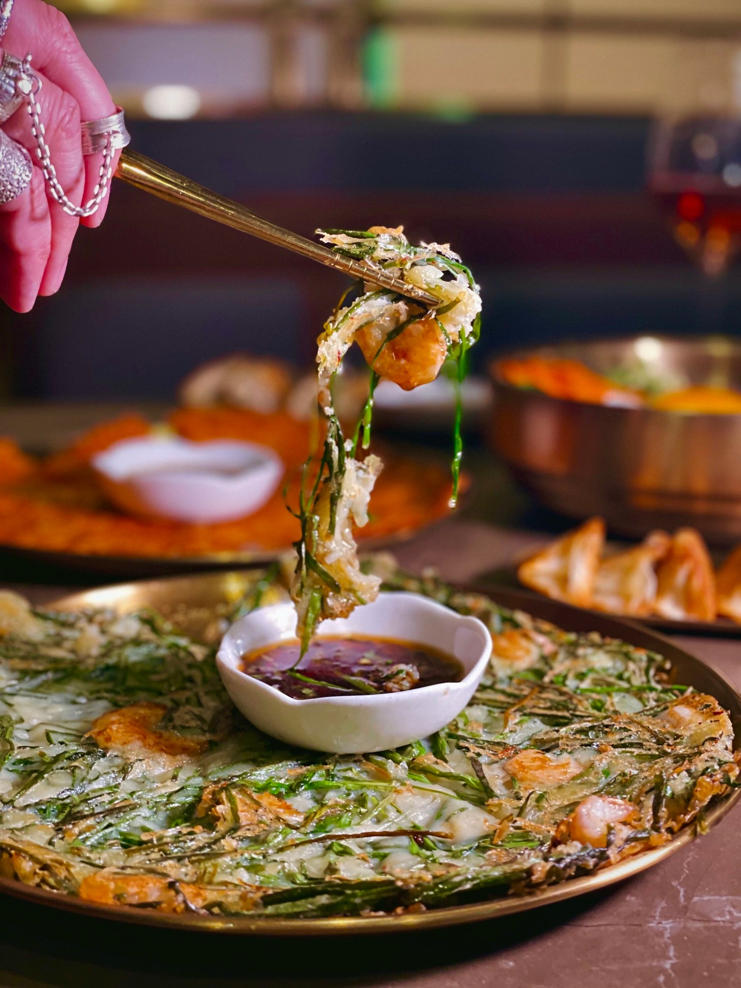Cloudy days call for seafood chive pancakes… and of course, Makgeolli!!
.
.
.
.
.
#foodstagram #foodberlin #berlinfood