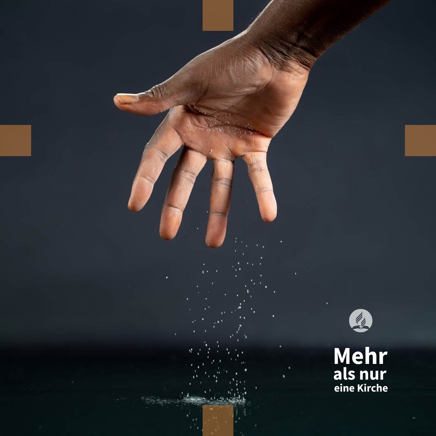 Der Vater
Die meisten Menschen fragen sich irgendwann in ihrem Leben, ob es so etwas wie einen Gott gibt.
Manche dann, wenn sie ein Kind bekommen und live dabei sind, wie neues Leben entsteht. Manche dann, wenn sie die Natur betrachten und alles so genial ist und man sich einfach nicht vorstellen kann, dass das einfach nur so entstanden ist. Manche dann, wenn sie am Sterbebett eines geliebten Menschen stehen und sich fragen, ob das wirklich alles war…
Gibt es Gott? In meinem Leben gab es eine Zeit, wo ich auf diese Frage ein klares NEIN geantwortet hätte. Man sieht Gott nicht, man hört ihn nicht und es gibt keinen wissenschaftlichen Beweis für ihn.
Aber sehen wir es einmal von der anderen Seite: Was wäre, wenn morgen jemand Gott beweisen würde? DAS würde mich beunruhigen. Dann müsste es irgendein physikalisches Gerät geben, mit dem wir ihn messen können oder irgendein Testverfahren … Was wäre das für ein Gott, der so klein und berechenbar ist?
Gut, dass das nicht geht! Die Tatsache, dass man Gott nicht beweisen kann, spricht nicht GEGEN ihn, sie spricht FÜR ihn! Die Wissenschaft löst unsere Frage nach Gott nicht. Sie kann seine Spuren erforschen, aber nicht ihn selbst.
Die meisten Menschen auf der Welt – und sogar die meisten Menschen in Europa – glauben, dass es da „irgendetwas Höheres“ gibt. Aber was hilft uns das? Ist Gott eine unpersönliche kosmische Energie? Ist er auf mystische Weise in der Natur und in allem Lebenden anwesend? Oder ist er ein persönliches Gegenüber? Ist Gott an uns interessiert oder nicht? Gut oder böse? Einer oder viele?
Unsere einzige Chance, etwas über Gott herauszufinden, ist,...
Das war ein Auszug aus dem Buch.
Willst du weiter lesen?
Jetzt kostenlos anfordern
https://glaube.adventisten.at/