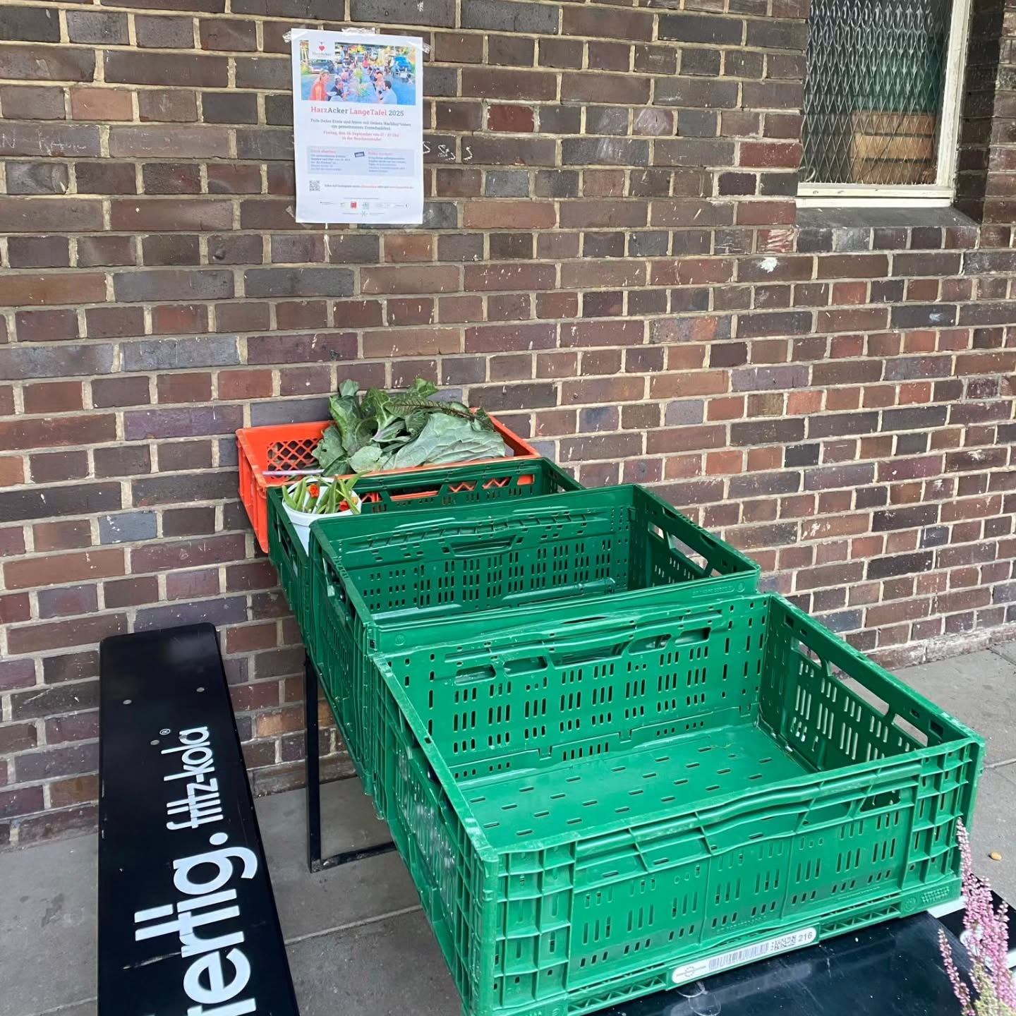 ⚠️ LETZTE CHANCE für die Ernteabgabe!!⚠️
👉🏻 Nur noch morgen könnt ihr eure Erntespenden für die Lange Tafel bei @kokitchencatering abgeben!
Die ersten Spenden findet ihr auf den folgenden Slides, es darf aber gerne noch mehr werden. 😊
Wir freuen uns, wenn wieder eine bunte Vielfalt zusammenkommt! Ob Obst, Gemüse oder der kleine Kräuterstrauß vom Balkon, alles ist herzlich und gleichermaßen willkommen.
🌽🌼🥕🥒🍏🌿