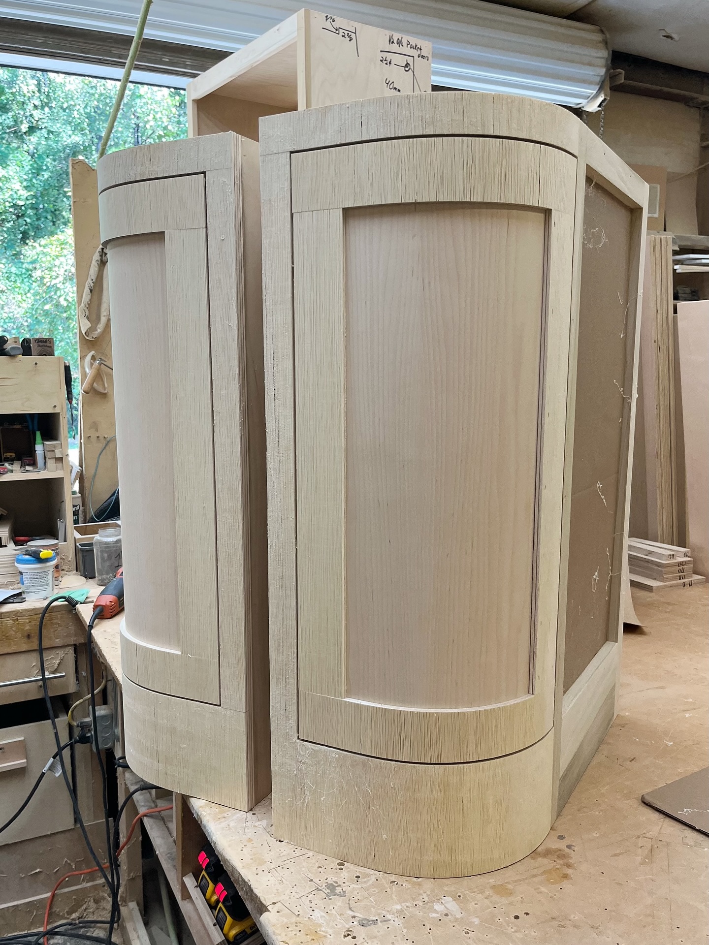 On the homestretch kinda week 😆 A happy visit to the cabinet workroom, artwork/mirror/drapery installations at Wade Orr, AND backordered Wallpaper finally arrived this morning 💃🏽
.
.
.
.
.
.
#designerdiaries #projectmanagement #customcabinetry #curvedcabinets #designdetails #detailsmatter #designlovers #itsinthedetails #projectprogress #interiordetails #cabinetshop #interiorlovers