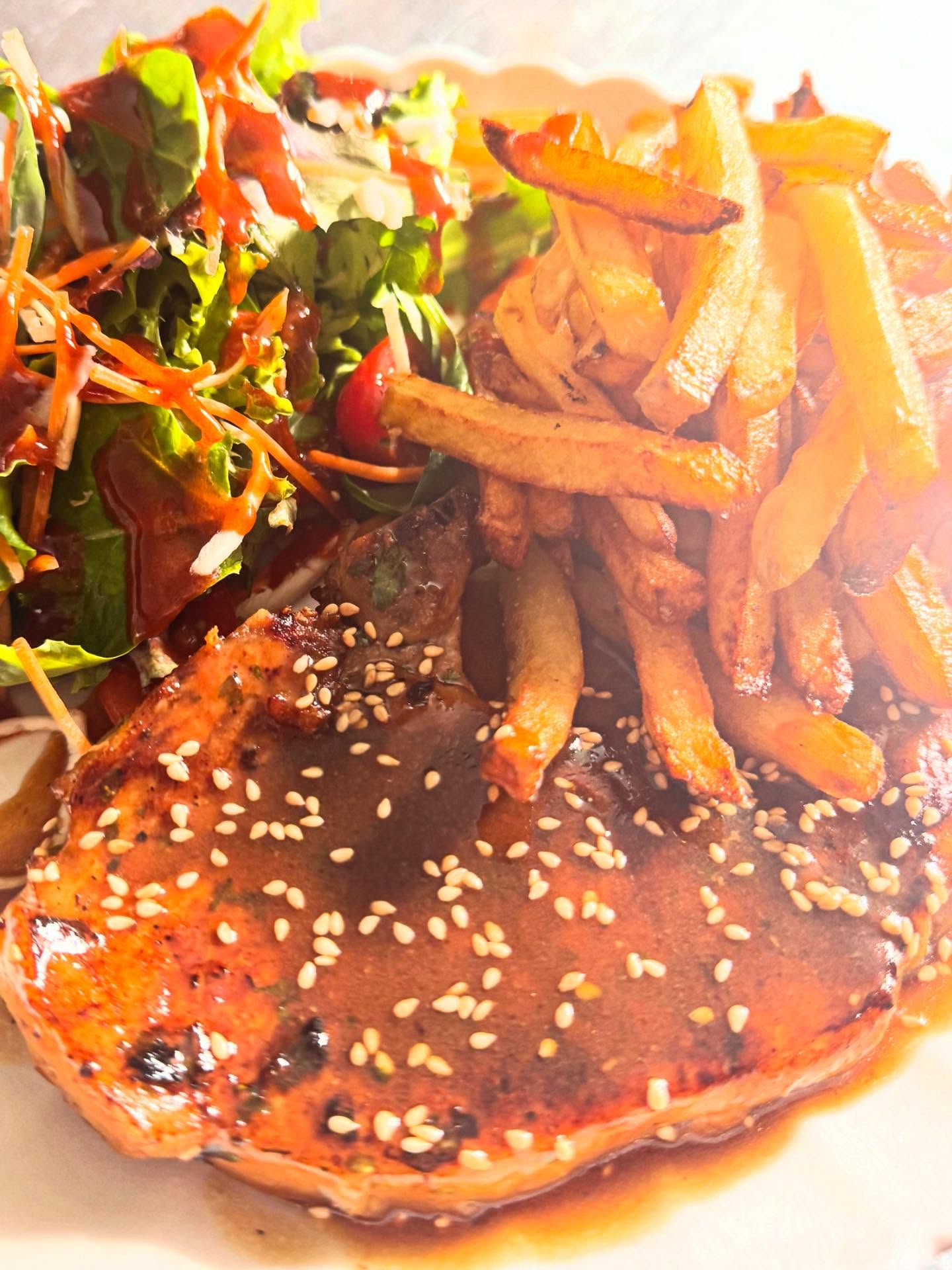 Ce soir au café commerce, tapas ou côte de porc marinée au miel, soja et gingembre.
Réservation possible dès 17h30 au 0955816141