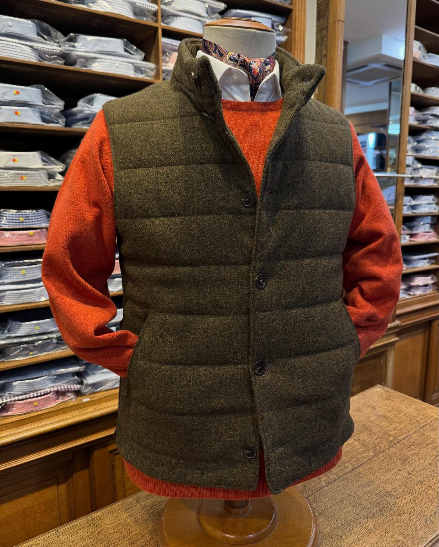 Superposition parfaite entre le Body Warmer en laine et le pull William Lockie.