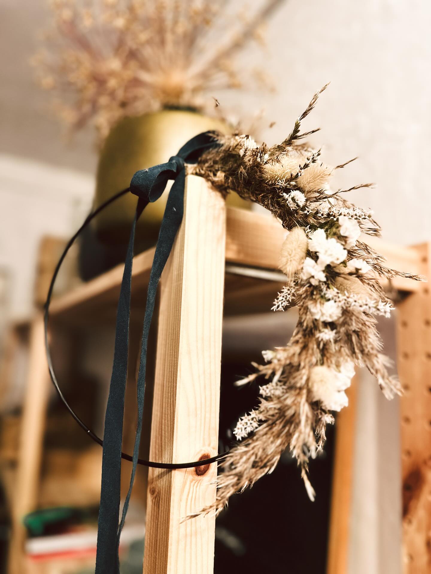 Die Herbstzeit läutet ganz langsam aber sicher auch die Trockenblumenzeit ein. Unsere Lager sind prall gefüllt - umso schöner ist es, wenn wir die Schätze gleich verarbeiten können.
Am Samstag, 4. Oktober um 8:30 sind spontan wieder 2 Platzerl beim Loop-Workshop frei geworden. Wer hat Lust?
#kranzerlzeit #loop #trockenblumen #slowflowers