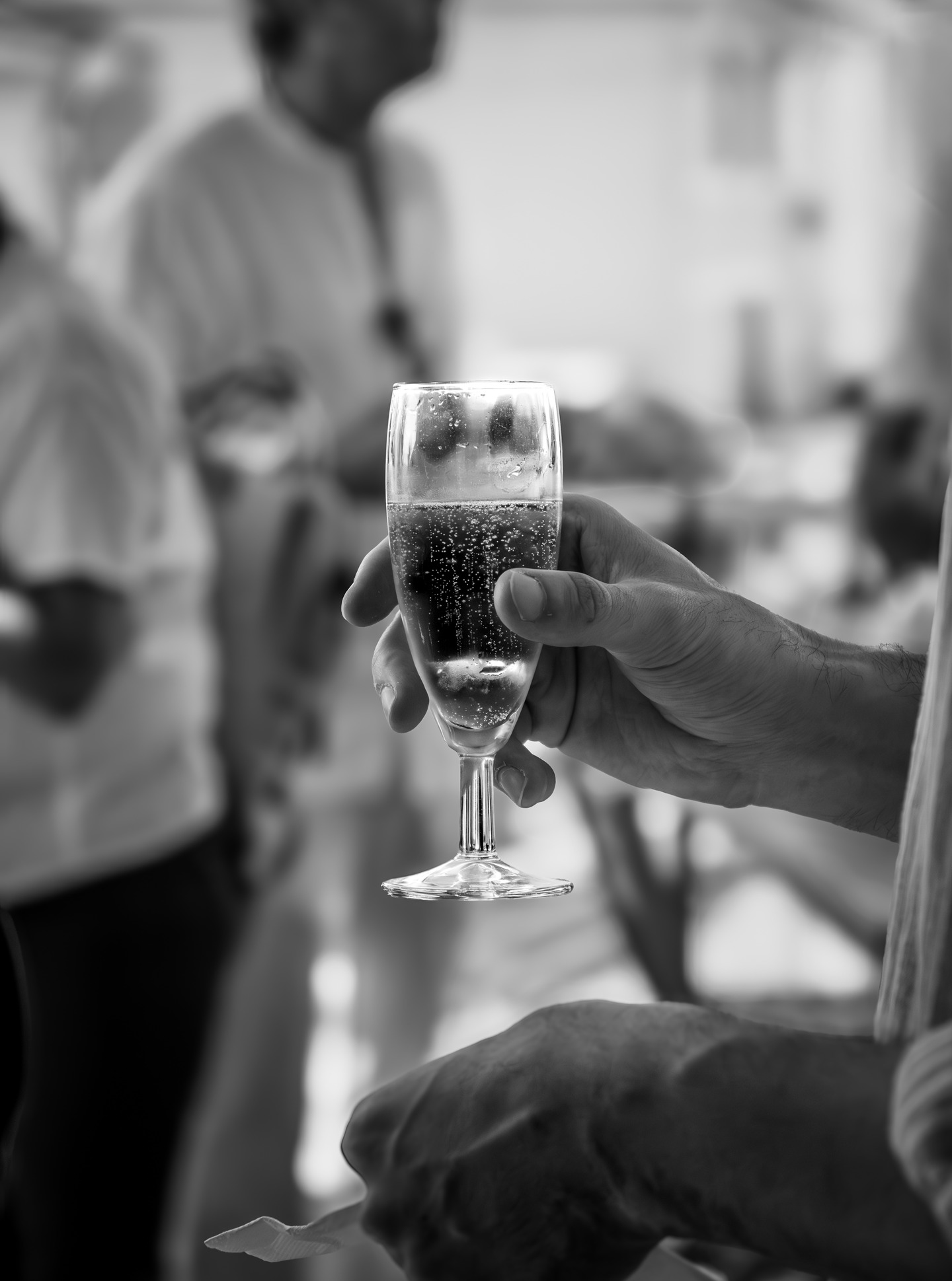 un verre pétillant à la main, symbole de partage et de convivialité. Les bulles dansent, l’ambiance est légère, et le moment se savoure autant que la boisson. 🥂
#InstantDeVie #NoirEtBlanc #Champagne #Pétillant #MomentSuspendu #ArtDeVivre #PhotoDuJour #Lifestyle #Célébration #PhotographieArtistique #Bokeh #Elegance