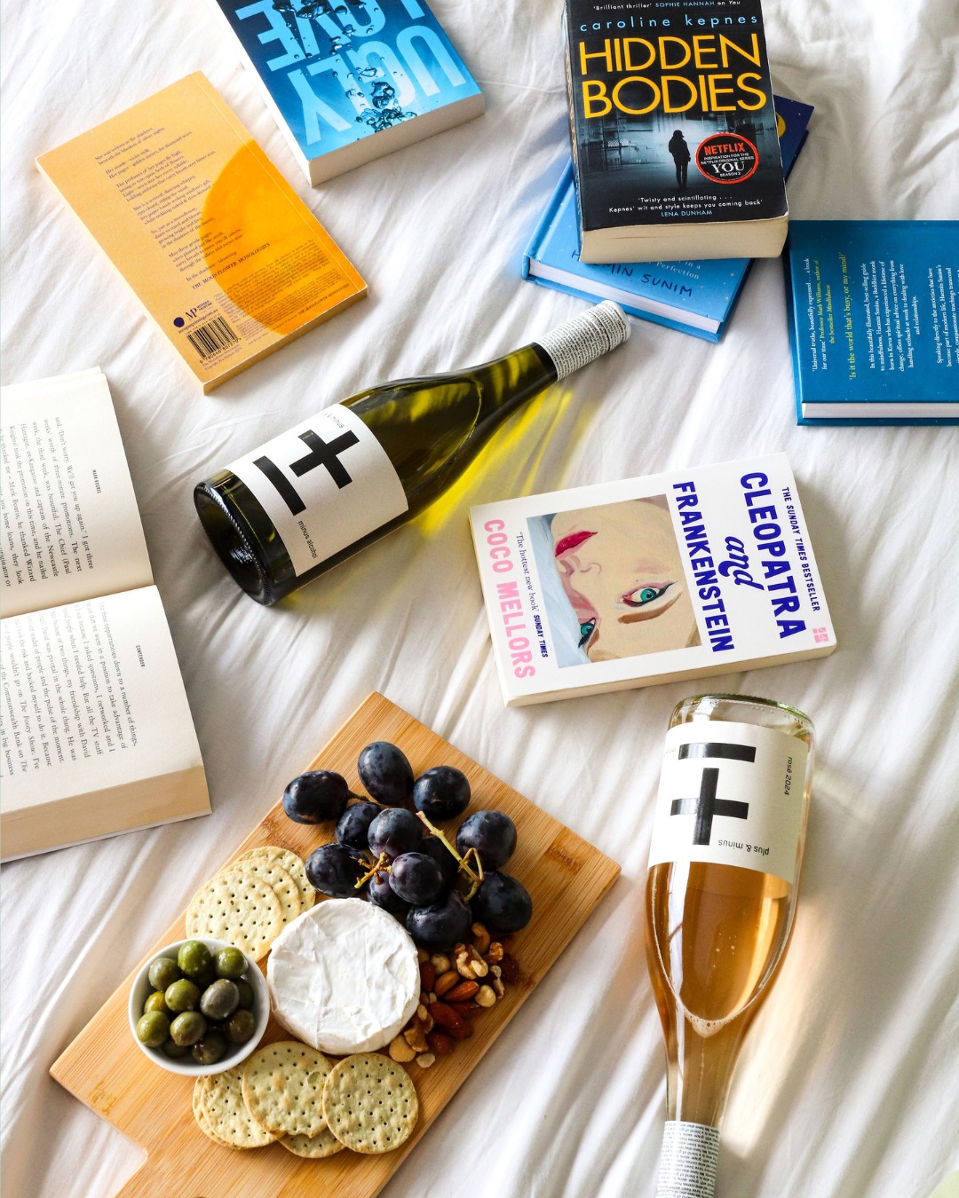 A cheese board, a book, a blanket and 0% wine for a cozy weekend ahead.
@fourthwave_ @plusandminusdrinks #ZeroWines #WineAlternative #InstaWine #WineOClock #NonAlcoholicWines #CozyVibes #WeekendPlans