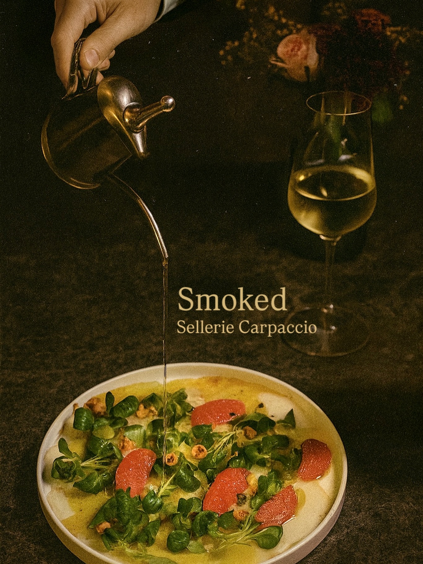 🥬 💨 Smoked-Sellerie Carpaccio – rauchig, nussig, präzise.
Ein Auftakt, der Lust auf mehr macht:
Sellerieknolle im Green Egg gesmoked & gegrillt, hauchdünn aufgeschnitten.
Dazu: Vogerlsalat mit einem super aromatischen Haselnuss-Kräuter-Dressing, das Tiefe bringt.
Und Grapefruitfilets, die Frische und feine Säure setzen.
Ein Appetizer, der nicht laut sein muss, um Eindruck zu machen.
Reduziert. Raffiniert. Richtig gut. Und äußerst appetitanregend.
#smokedsellerie #carpaccio #vegetarischeküche #vorspeisenkunst #greenegg #kleinepost #rinderwochen #gourmetstart #fleischlosglücklich