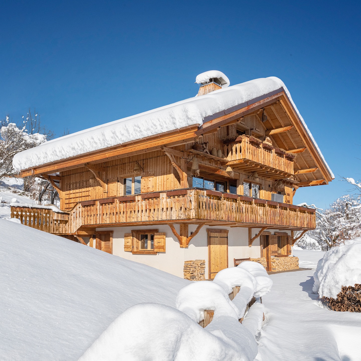 Le Chalet Les Cerises
Nichée face au Mont-Blanc, cette adresse d’exception allie charme savoyard et confort moderne. @chaletlescerises est l’endroit rêvé pour offrir à vos voyageurs une expérience unique au cœur des Alpes françaises.
La période la plus magique de l’année approche… Noël et l’hiver sont bientôt là.
Imaginez vos clients profitant d’un séjour cocooning au coin du feu, de panoramas enneigés à couper le souffle et de l’authenticité d’un village préservé.
Idéal pour des séjours en famille, entre amis ou pour vos clients en quête d’escapades premium.
Contactez-nous dès maintenant pour intégrer le Chalet Les Cerises à vos offres de fin d’année.
#ChaletLesCerises #Cordon #MontBlanc #SéjourAlpin #NoëlMagique #AgenceDeVoyages #ChaletDeLuxe