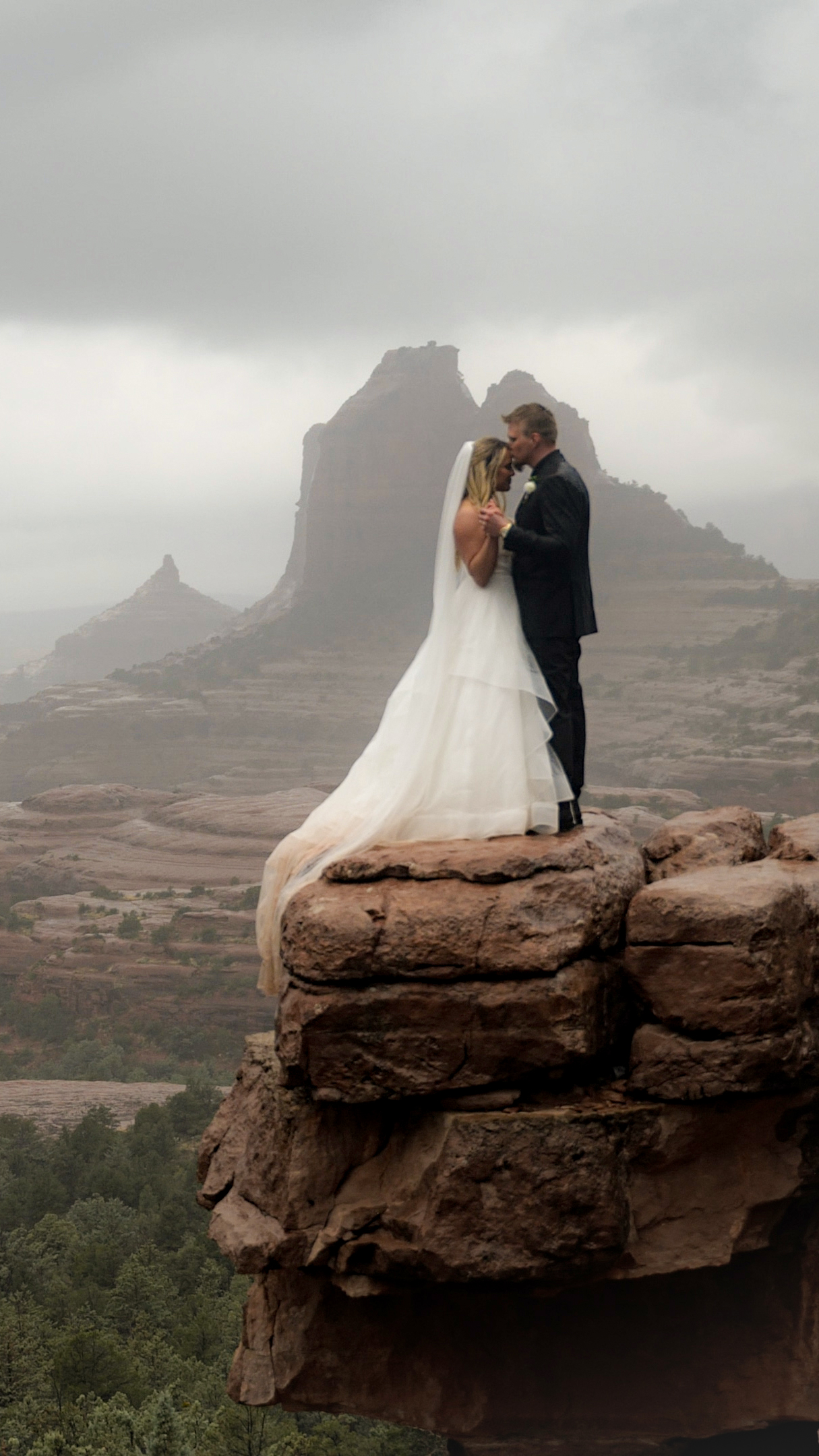 Rainy day elopement in beautiful Sedona, AZ 🤍
@morganjane05 @jamespaul3
#sedona #sedonaarizona #sedonaelopement #sedonaelopementphotographer