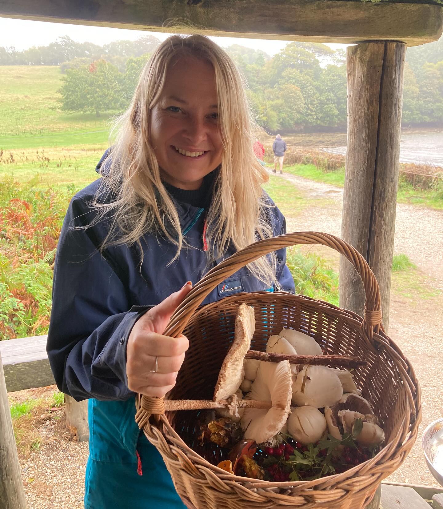 Mushroom mayhem!! Fab day catching up with my friend Gabs for a mushroom hunt, and we weren’t disappointed with our finds! A couple of parasols and some horse mushrooms which we cooked up with bacon and homemade bread rolls that she made! Cooked under a boat-roofed shelter with a view of the sea, what could be better?
Whilst on our walk, I picked hawthorn fruits (haws) and rock samphire for some delicious treats I’ll be taking to the Scillies on Saturday for my autumn foraging walk on St Mary’s. #foraged #foraging #cornwall #forager #fungi #mushrooms #autumn