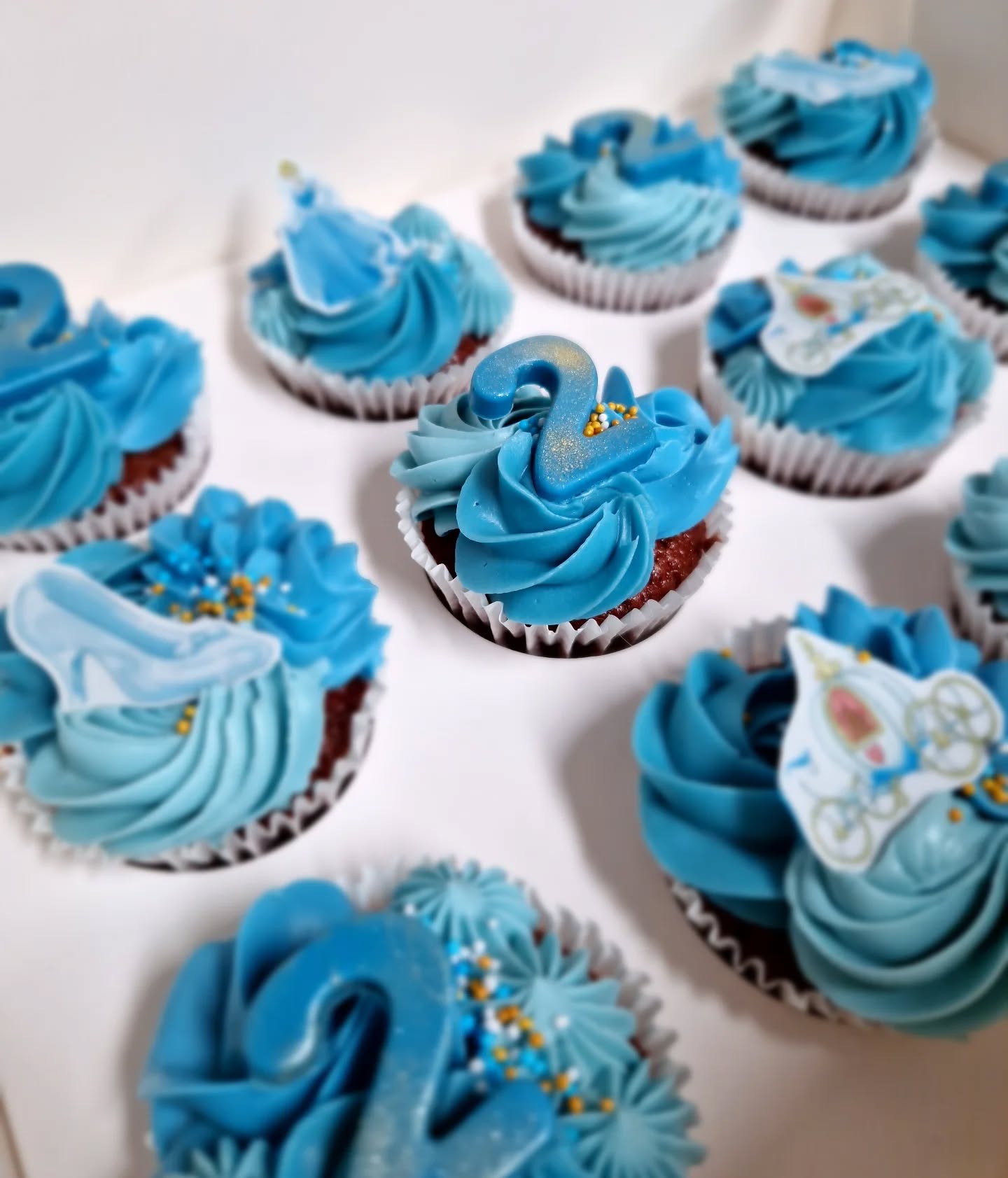 Het lijkt wel magie✨️✨️
Wist jij dat *vroeger* de red velvet cake rood kleurde door een reactie tussen de azijn en karnemelk (met hun zuurgraad) en de (destijds nog niet bewerkte) cacaopoeder. Waardoor je de typische rode kleur kreeg?
Tegenwoordig is de cacaopoeder aangepast zodat het minder bitter proeft, maar dus ook neutraler is in zuurgraad. Hierdoor kleurt de cake niet meer uit zichzelf rood in de oven, maar heeft het een beetje hulp nodig😉😉.
Niet erg handig... of misschien toch wel? Je kunt nu de red velvet in bijna iedere kleur maken! Oranje... zwart... Paars... om er zo maar een paar te noemen...
In welke kleur heb jij jouw (red) velvet creatie wel eens gemaakt??
#suikertijd
#cupcakesbestellenoldenzaal #cupcakes #taart #feesttaart #taartoldenzaal #Oldenzaal #kleinafrika