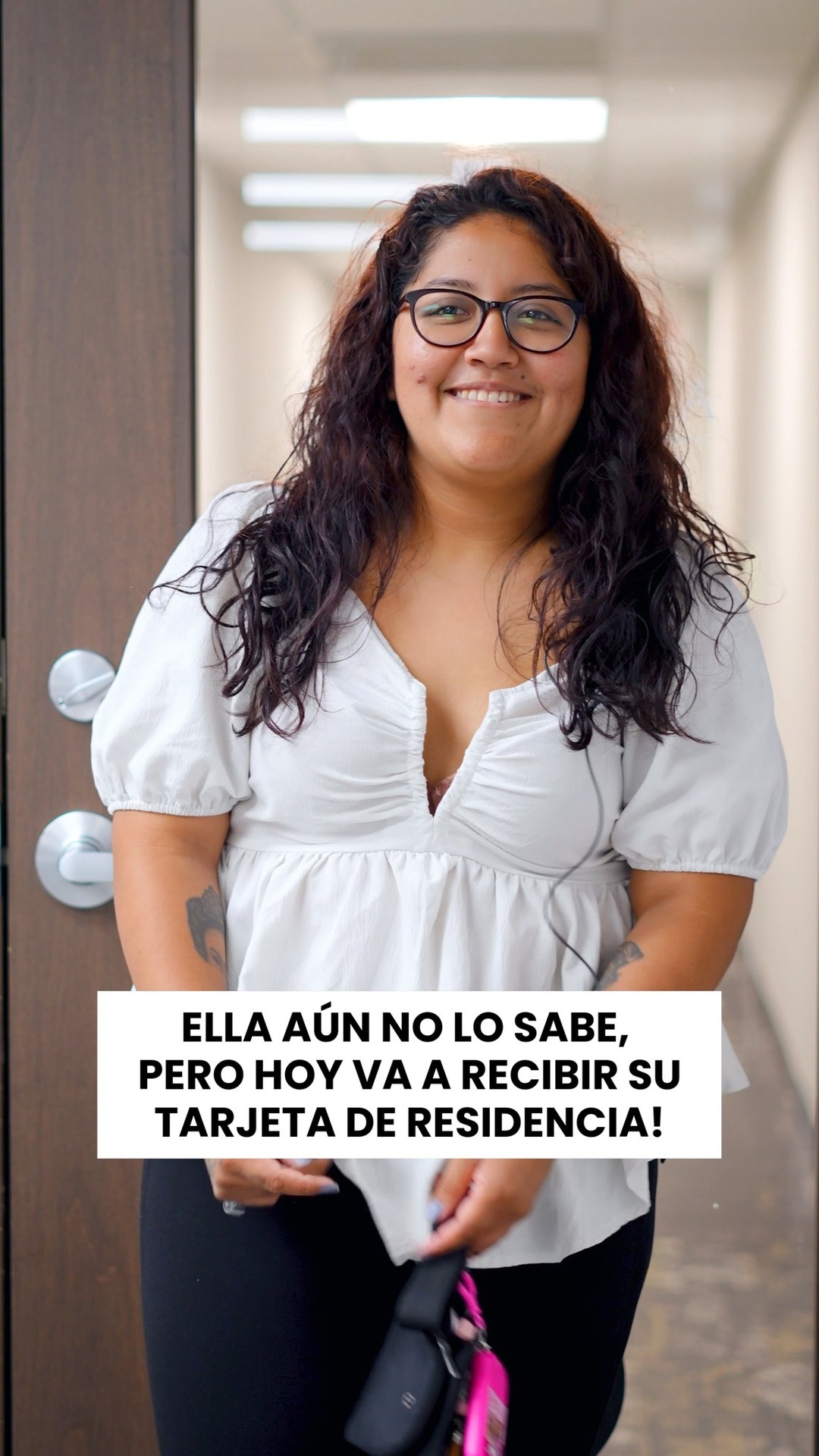 En estos tiempos tan difíciles con la situación migratoria actual en el país, entregar una tarjeta de residencia nos llena de alegría más que nunca, porque sabemos que, mas que nunca, este documento significa tranquilidad, seguridad y esperanza para quienes lo reciben. ¡Nuestra clienta aún no lo sabe, pero está a punto de recibir la suya!
Le pedimos que viniera a nuestra oficina a firmar unos documentos y a participar en un comercial que estábamos grabando ese día. Lo que ella no sabía era que esos documentos eran, en realidad, la entrega de su tarjeta de residencia. Ver la sorpresa y la felicidad en su rostro al recibir este documento tan esperado (¡después de 10 años!) es lo que nos motiva cada día a seguir ayudando a más personas.
Nuestra primera consulta es gratuita y siempre será directamente con uno de nuestros abogados. Llámenos si necesita ayuda con su caso de inmigración: 773-762-2500
#abogadosdeinmgracion #immigrationlawyer #AbogadosDeInmigracion #AbogadosChicago #inmigracionusa