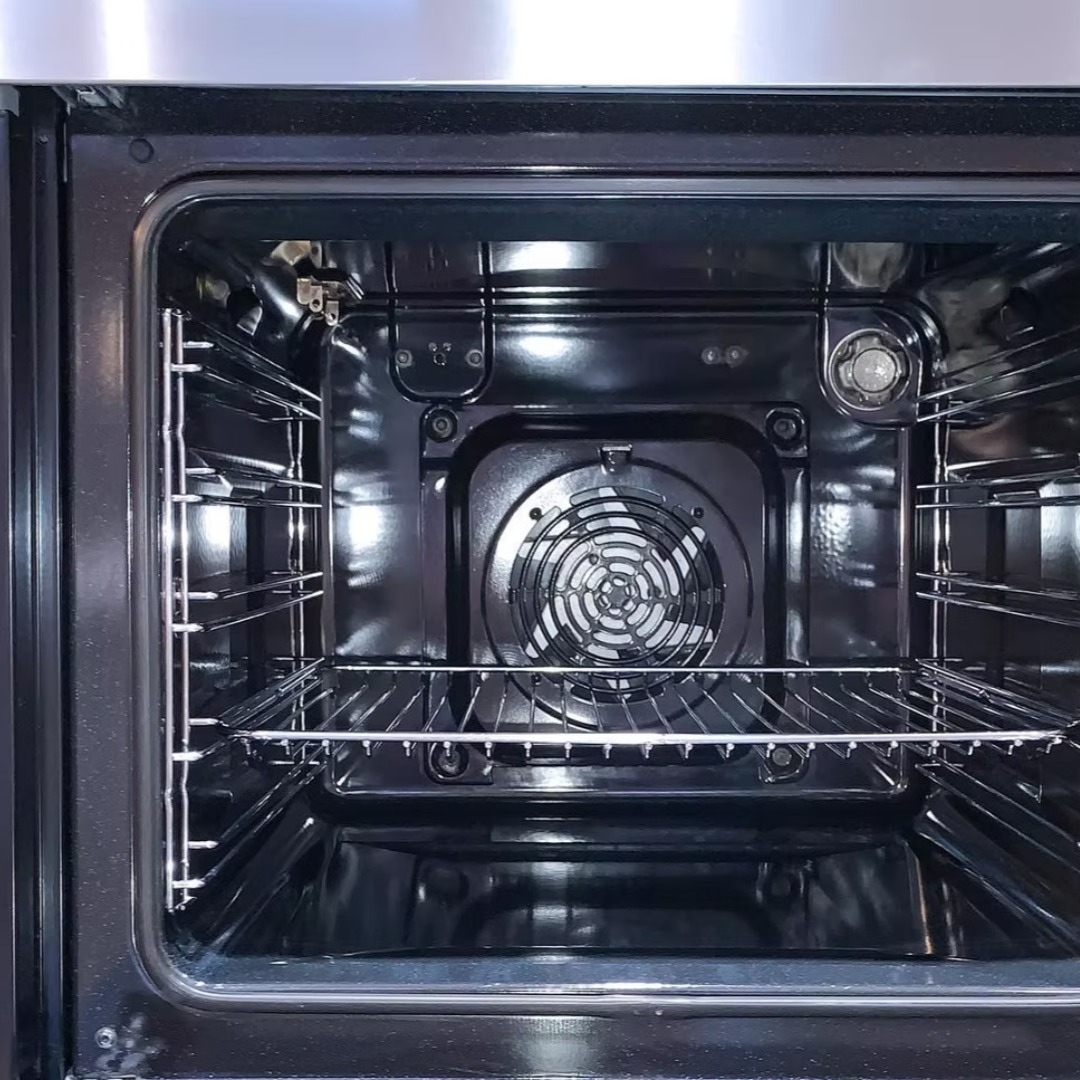 End of tenancy cleans are the deepest cleans you can get. You choose how far I go into the void of scrubbing, but I recommend you leave it to me if you want that all-important deposit back. End of tenancy cleans include everything and anything you could clean - inside and outsides of appliances, kitchen units, under beds, walls, windows, insides of cupboards, drawers and wardrobes..... Everything! Please note, everybody has different expectations from end of tenancy cleans. I will always strive for perfection unless asked otherwise. If you have a budget, please let me know 🧽✨