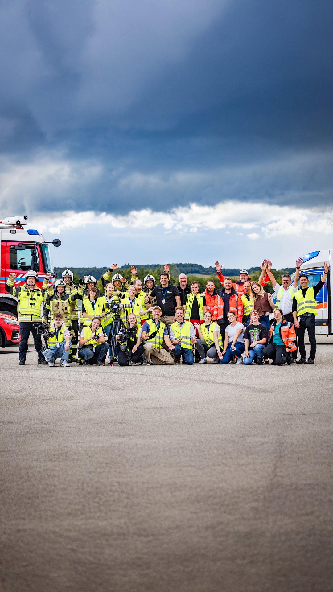 Behind the Scenes der @airbus_helicopters HEMS Conference 🎬 🚁
Drei Tage lang war unser gesamtes Team vor Ort, um jede Facette dieser internationalen Fachveranstaltung einzufangen. Die HEMS Conference bringt Mediziner, Rettungskräfte, Behörden, Luftfahrt-Experten und Hersteller zusammen – alle mit einem Ziel: die Zukunft der Luftrettung mitzugestalten.
HEMS steht für Helicopter Emergency Medical Services – und genau darum geht es hier: Innovationen, praxisnahe Einblicke und spannende Diskussionen über die Luftrettung von morgen🚁
Es war für uns ein besonderes Erlebnis, diese Atmosphäre für Airbus festhalten zu dürfen.
#huckleberryking #airbushelicopters #donauwörth #hems #hoist #conference #eventfilm #airbus