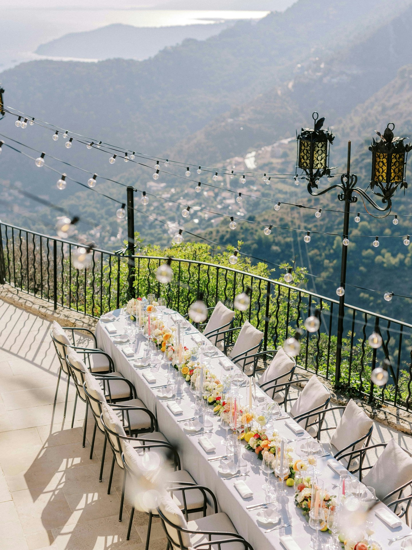 En cette fin de septembre, comment rendre votre dîner inoubliable ?
Une déco soignée, des couleurs fraîches, la mer en toile de fond… nous sommes sur la Côte d’Azur.
Et surtout, quelques plaids disposés avant le repas : le confort de vos invités compte autant que l’esthétique de la table.
Une attention simple qui change tout : vos proches restent à l’aise quand la nuit tombe et vos photos conservent cette atmosphère chaleureuse jusqu’au dernier toast ✨
.
.
#cotedazurmariage
#provencewedding
#fineartwedding
#luxurywedding
#destinationweddingfrance
#septemberwedding
#outdoorweddingdinner
#weddingtabledecor
#southoffrancewedding