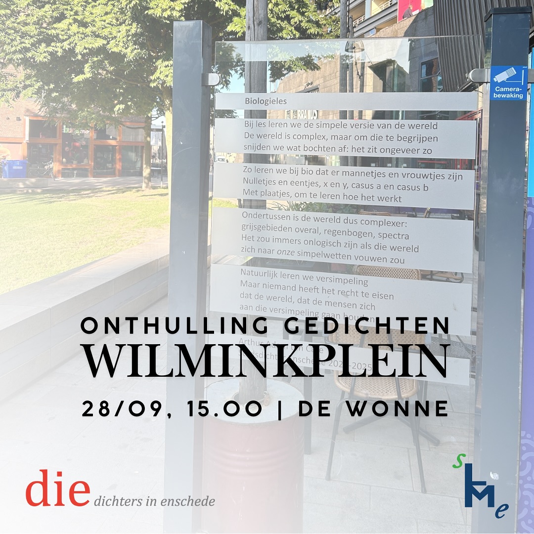Toen ik net in Enschede kwam wonen, fietste ik altijd vol bewondering over het Wilminkplein. Wat was het heerlijk om eindelijk ergens te wonen waar poëzie zo prominent in het straatbeeld te zien was! 🥰
En dan kwam steevast de gedachte: “Hoe vet zou het zijn om hier je eigen werk te zien hangen...?” 💭
Daar ga ik 28 september achterkomen. Dan worden de gedichten weer vernieuwd en feestelijk onthuld. Met dit jaar gedichten van DIE-dichters Jos Eertink, Moes Wagenaar en Wouter Munsterman, junior stadsdichter Benthe Blaak - en dus van mij (OMG).
Deze gedichten worden feestelijk onthuld om 15.00 uur in de Wintertuin van De Wonne. Tijdens de onthulling dragen we de gedichten voor en is er muzikale omlijsting van Tim de Man en Wouter Munsterman.
Heb je dus zin om een middag (gratis) (laagdrempelige) poëzie te beleven? Dan zie ik je daar! 🙋♀️
•
•
•
#stadsdichter #diedichters #gedicht #gedichtjes #dichten #dichter #dichtersvaninstagram #dichtersvaninsta #dichtersopinstagram #schrijfsels #woorden #woordkunst #poëzie #poezie #instapoëzie #poem #poetry #poetsofinstagram #schrijver #blogger #writer #writing #schrijversvaninsta #instaschrijver