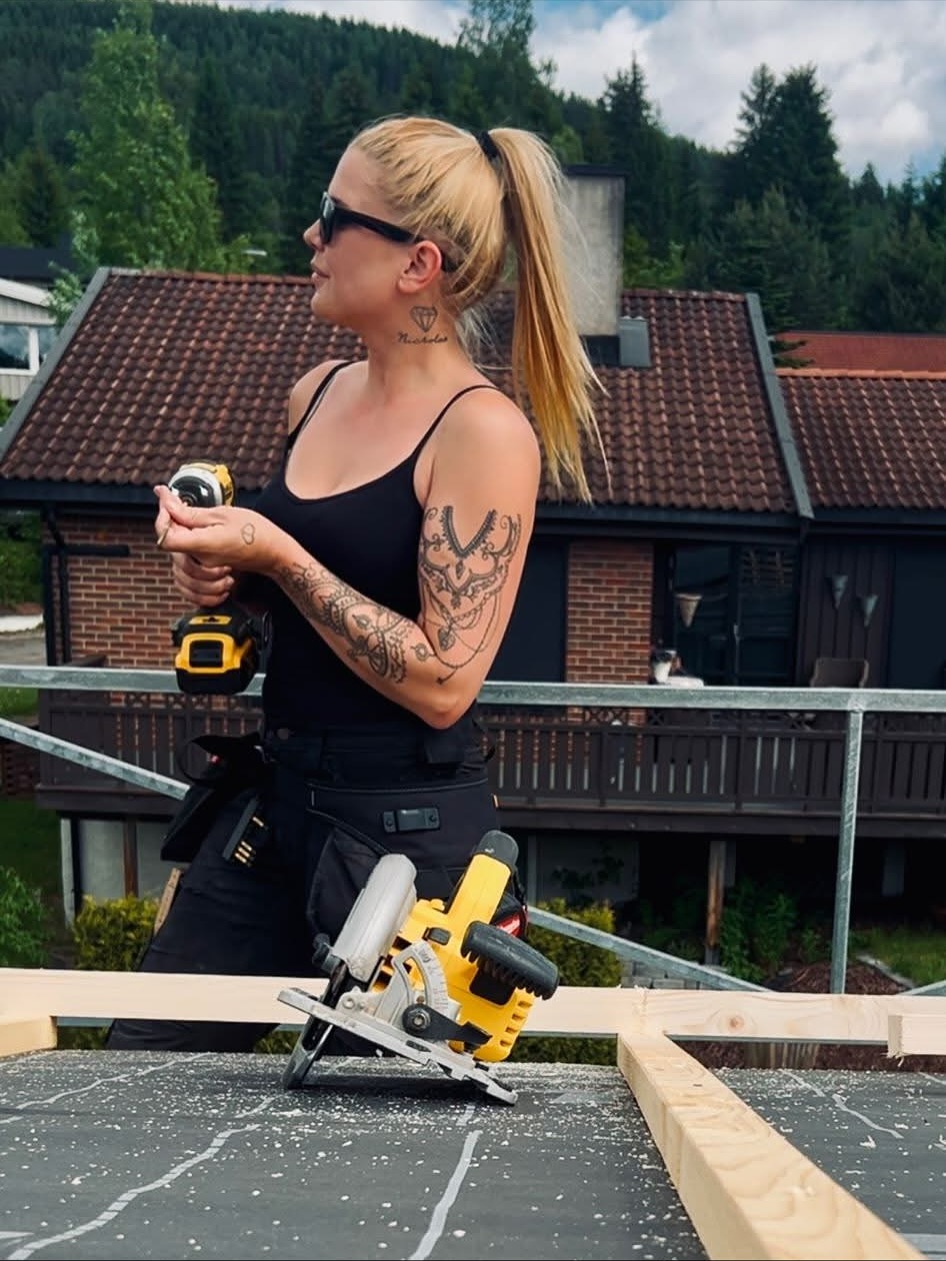 Gratulerer til vår flinke kollega Terese! 👏
I dag besto hun fagprøven – med vurderingen «Meget godt bestått» fra sensor 🎉✨. Vi er utrolig stolte av henne og det solide arbeidet hun legger ned hver eneste dag.
Hos oss i Serviceavtale hjelper vi deg med små og store oppussingsprosjekter, samt andre mindre byggeoppdrag. Med fagfolk som Terese på laget, kan du være trygg på at jobben blir gjort skikkelig.
Ta en titt på noen glimt fra arbeidet hennes her 👇
Og trenger du hjelp – ta kontakt med oss i dag!
#MegetGodtBestått #Fagprøve #Serviceavtale #ByggOgOppussing