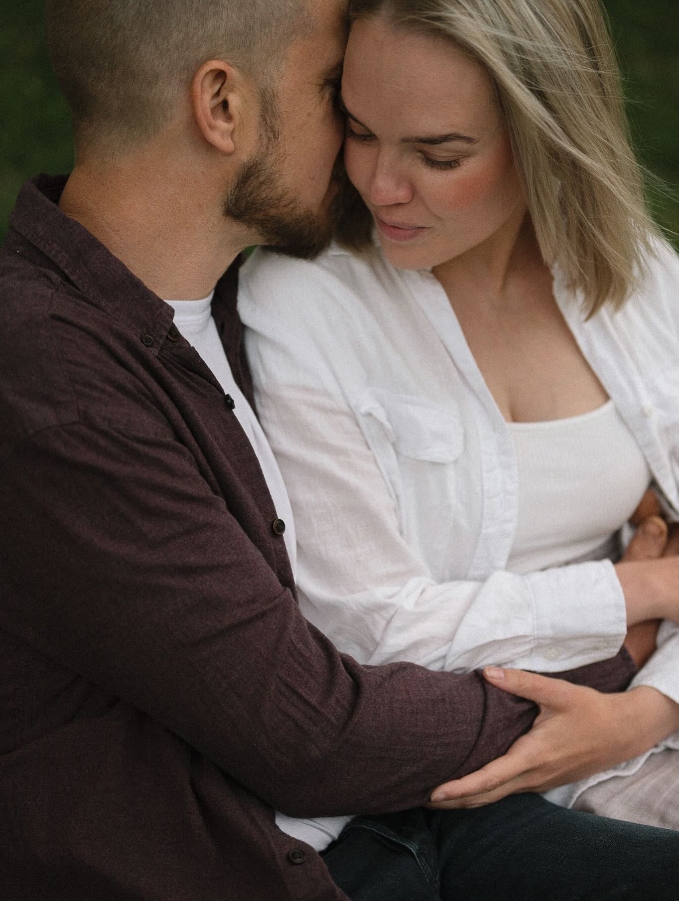 Musta ois aivan ihanaa tehdä näitä parikuvauksia lisää. 🥹
Oon kuvannut seitsemän vuoden aikana tosi paljon häitä nyt kun jälkeenpäin asiaa mietin. Ihan älytöntä, miten moni on luottanut hääkuvat mun käsiin! Nyt kun olen ainakin toistaiseksi luopunut koko päivän dokumentaarisista hääkuvauksista, kuvaan aika vähän enää pariskuntia. Ja tajusin, että vitsi mulla on ikävä kuvata nimenomaan pareja ja kahden ihmisen välistä rakkautta!
Mä haluaisin toteuttaa näitäkin kuvauksia enemmän arkisemmin. Ilman sellaista yhden päivän korullisuutta, joka ei oo läsnä meidän elämässä siinä oikeassa elämässä.
#parikuvausturku #parikuvaussalo #parikuvausmiljöössä #parikuvauskaupungissa #parikuvauskaupungilla #potrettikuvausturku #valokuvaajaturku