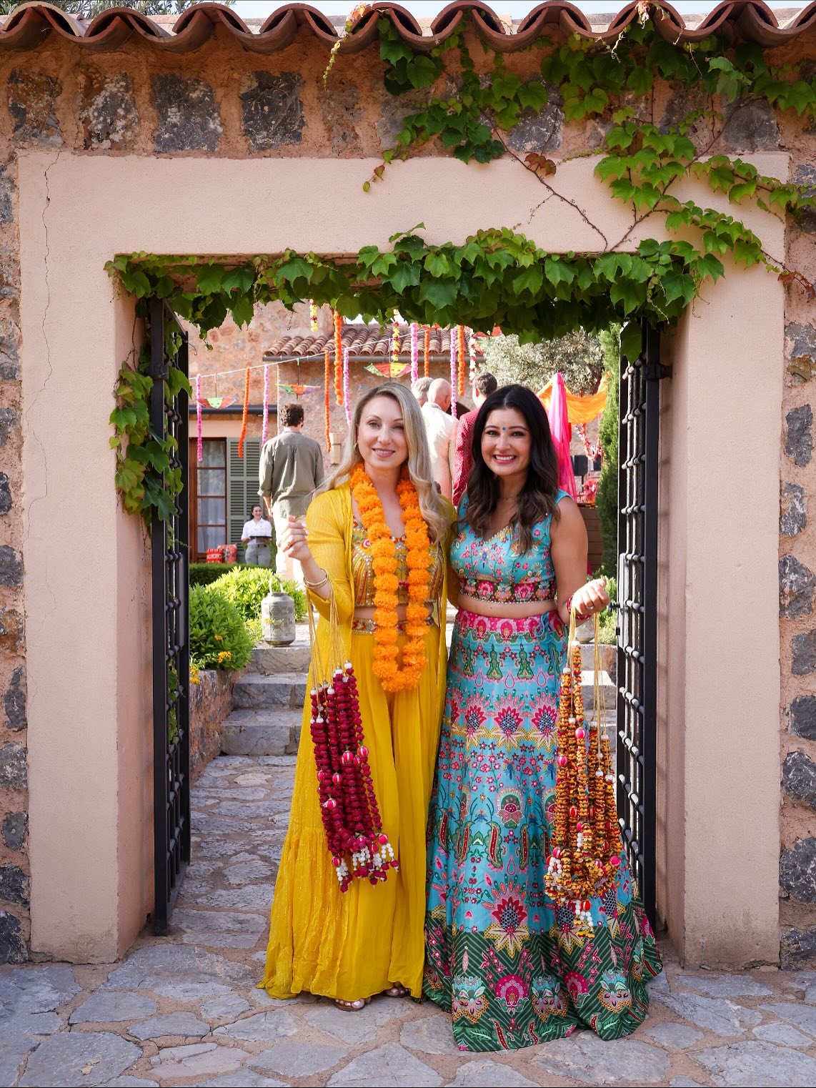 For our Bollywood Soirée, we had the privilege of working with the wonderful Chef @nishascookingagain. With her culinary artistry, she whisked the guests at our client’s birthday party on a flavourful journey all the way to India!
Planning: @daisyamodioevents
Photography: @theysaidyesphotos
Venue: @sonbunyola
Flowers: @bombillas_y_flores
Production: @metavisuals_
Sound: @panela.productions