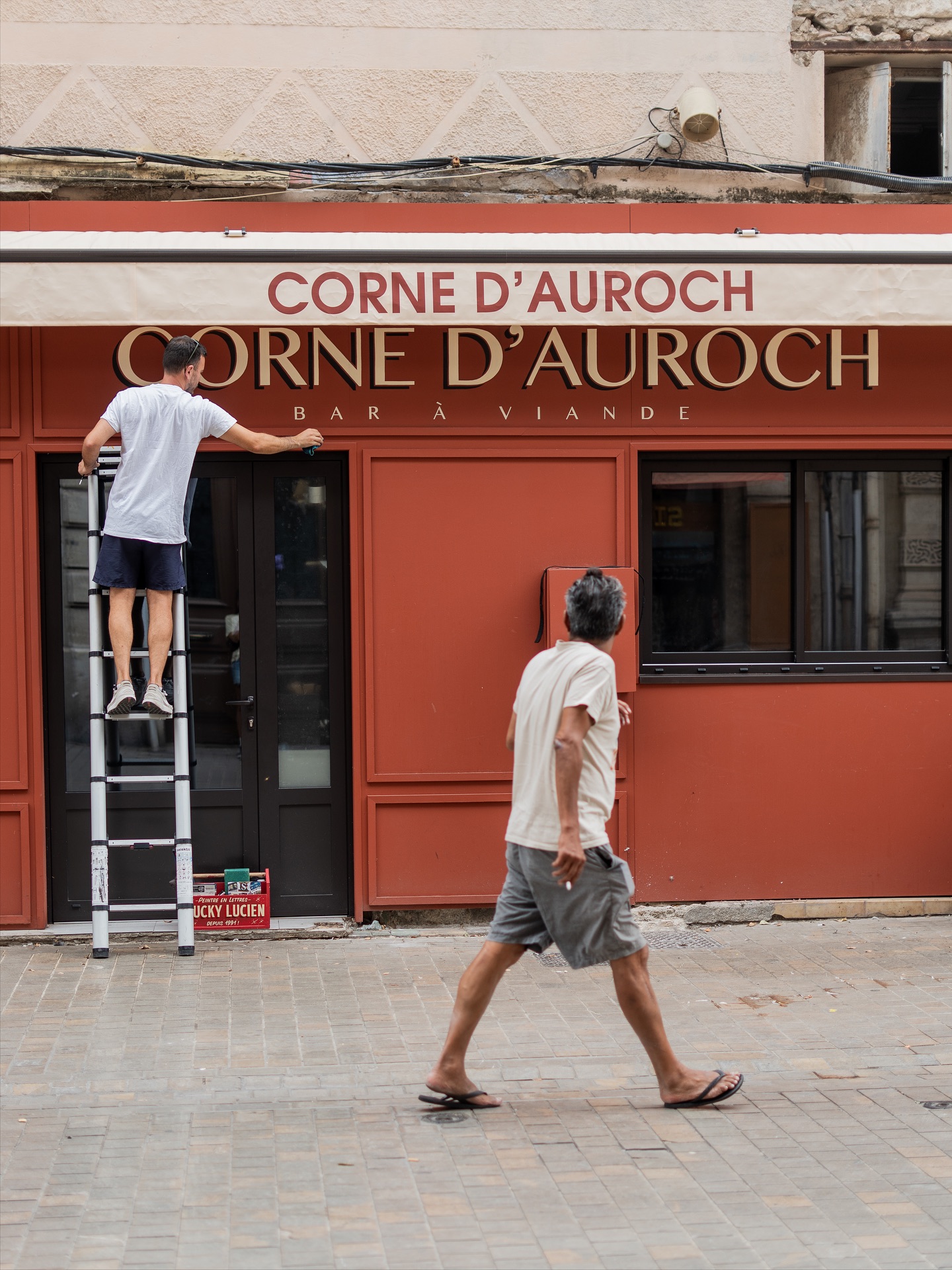 Enseigne peinte pour @corne_dauroch à Sète réalisée cette été 😎
Merci à l’équipe pour la confiance 🙏
Et merci à @studio.maoliz pour les photos 😊
#peintreenlettres #enseignepeinte #signpainting #letteringart #letteringlover #typographie #artisansdart #handpaintedsigns #signpainter
#enseignesurmesure #enseignerestaurant #enseignedesign #baraviande #restaurantsete #commercelocal #artisancreateur
#sete #seteville #herault #occitanie #artisansoccitanie #seterestaurant