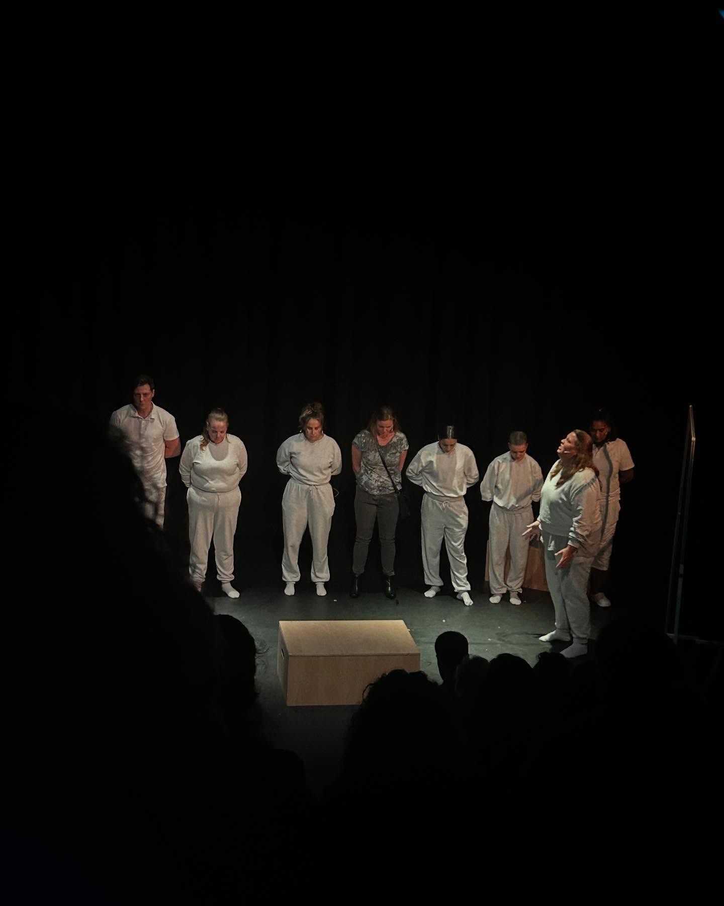 SAMEN VERANDEREN WE DE WERELD 🌍
Vandaag speelden we onze prachtige HAMLET voor een juridische afdeling van het @minvws en dat ging hen niet in de koude kleren zitten💦Nadat de tranen waren gedroogd kwam in het nagesprek naar voren hoe belangrijk ervaringsdeskundigheid is in het maken van wetten en regelgeving. Samen maken we de wereld mooier, one HAMLET at a time ✨
#ervaringstheater #expex #hamlet #theater #ervaringsdeskundigheid #tobeornottobe