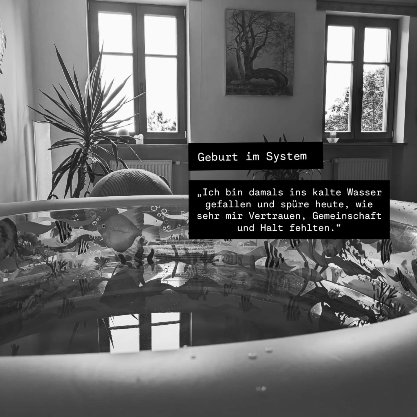 Vor ein paar Tagen durfte ich eines der bewegendsten Erlebnisse meines Lebens erfahren...
Eine liebe Freundin und Mitbewohnerin bat mich, sie in ihrer Schwangerschaft und Hausgeburt zu begleiten.
Die Kinder haben die Geburt miterlebt - nicht direkt, aber in den Geräuschen, in der Atmosphäre. Wie gesund es ist, wenn Kinder Geburt nicht als etwas Fremdes erleben, sondern als das Natürlichste der Welt.
Wir haben verlernt, Geburt als Teil des Lebens zu sehen. Stattdessen lagern wir sie aus - in sterile Räume, wo Angst und Kontrolle oft mehr Raum haben als Vertrauen. Und Frauen in diesem heiligsten Moment viel zu oft allein gelassen werden.
Ich durfte halten, nähren, dienen und spüren, wie sehr wir Frauen einander brauchen. Wie sehr es ein "Dorf" braucht. Eine Gemeinschaft, die nicht nur das Kind, sondern auch die Mutter und die Familie trägt.
Für mich ist klar: Wir bräuchten nicht so viel Theorie, wenn wir schon früh Teil solcher Räume wären. Wenn wir Schwangerschaft, Geburt und Wochenbett erleben, bevor wir selbst Mütter werden.
Ich bin zutiefst dankbar, Teil dieses Raumes gewesen zu sein und weiß: ich möchte mehr solcher Räume mitgestalten.
Denn hier beginnt Heilung 💛
✨ Wie hätte es dein Muttersein verändert, wenn ein "Dorf" für dich da gewesen wäre?