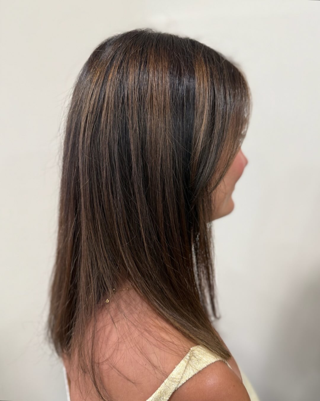 ✨ Avant / Après ✨
Un ombré hair illuminé par une patine effet soleil naturel ☀️
On y ajoute une coloration semi-végétale sur les racines pour un rendu doux et lumineux 🌿✨
Le tour est jouer ;)