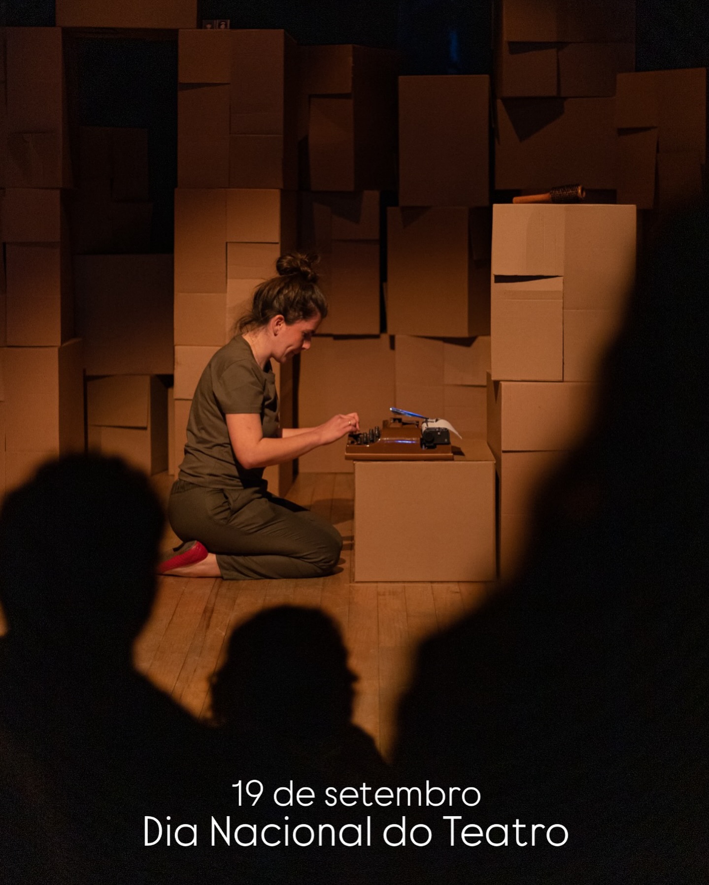 🎭 Seguimos escrevendo essa história!
Agradecidos pelos encontros que este caminho nos proporciona!
Espetáculo “Sobre Caixas” por @vladimirfronza
#teatro #teatrodori #dianacionaldoteatro #art #theatre #br