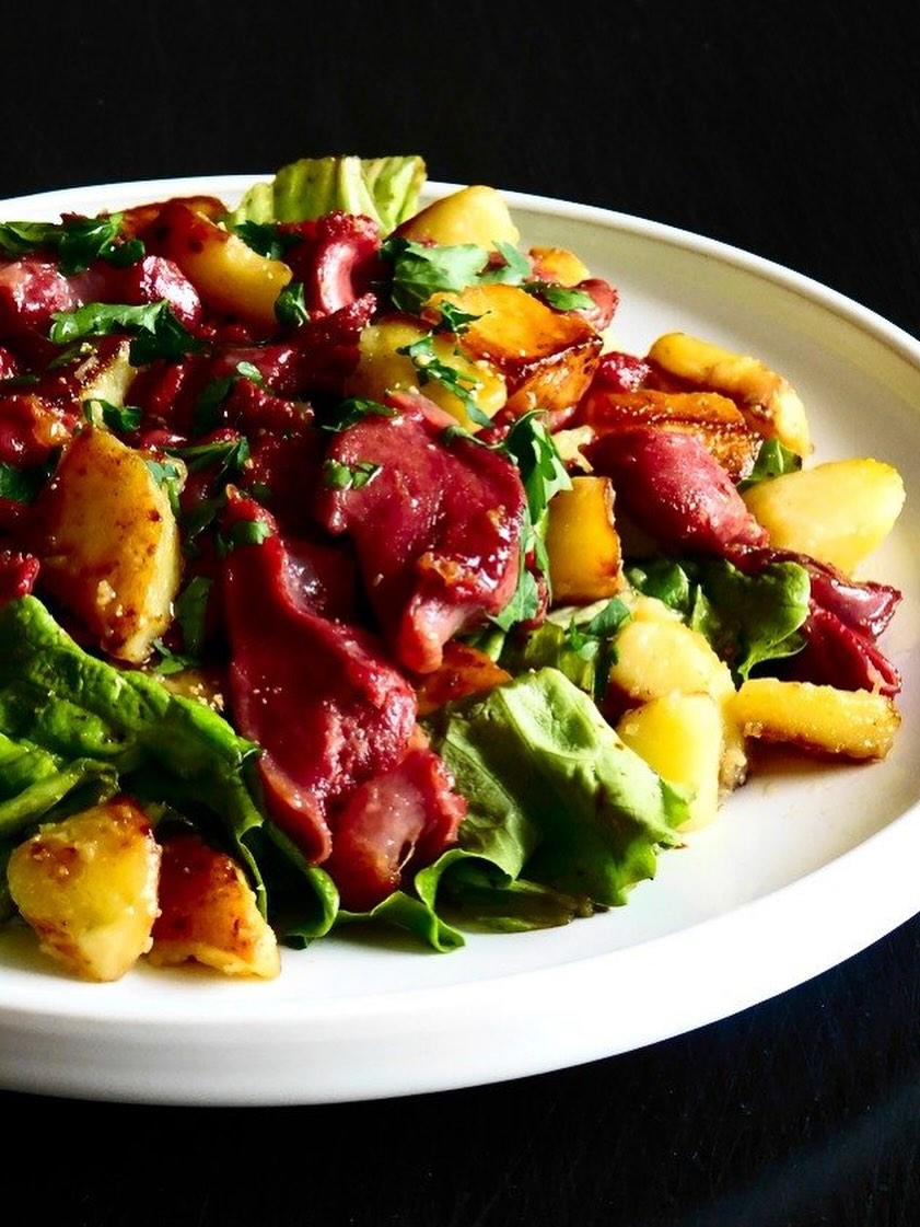 Aujourd’hui le café du commerce vous propose en plat du jour : salade de gésiers.
À savourer en terrasse ensoleillée pour cette fin d’été.
Réservation au 0955816141