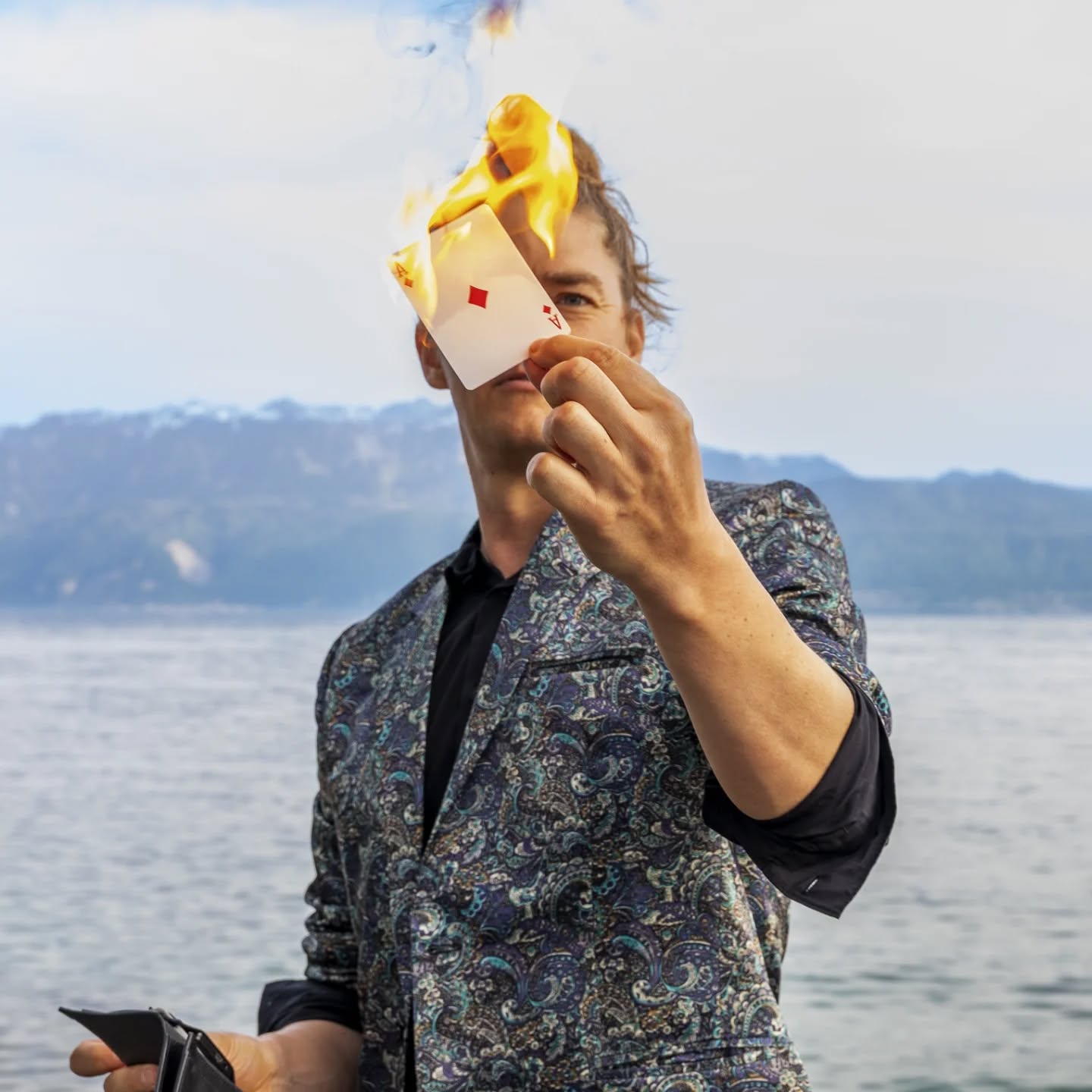 Je fais apparaître l’impossible partout où je passe…
Mais dites-moi : où aimeriez-vous que je crée l’illusion ?