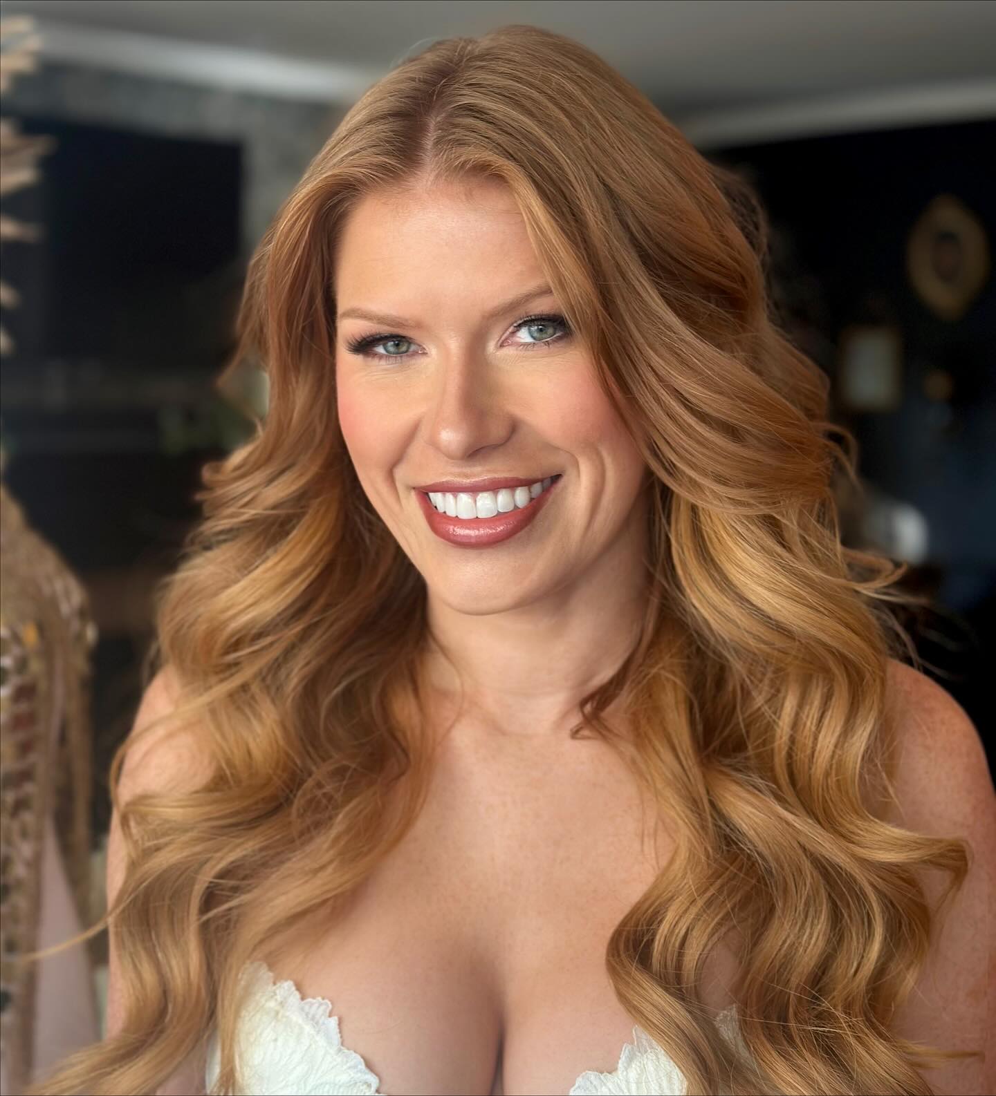 Tori's hair and makeup requests 👇
Tousled soft waves
All matte eyeshadow look.
Smoky / sultry wing
Winged lashes
High blush placement
Medium to full coverage foundation
I'm actually obsessed.
Tori's boudoir glam is what dreams are made of 😍
Products:
@embryolisseusa
@iconic.london glowy and blurring primer
@faceatelier foundation
@toofaced born this way concealer
@hudabeauty cherry blossom loose powder
@charlottetilbury pillow talk eyeshadow; and pillow talk medium lip
@colourpopcosmetics lip liner
@fentybeauty plumping gloss
@madebymitchell curve case in medium and blursh book
@makeupforever nude eyeliner
@diorbeauty highlight
@sephora micro smooth powder
Using @thebkbeauty brushes and @dr.pawpaw makeup sponge