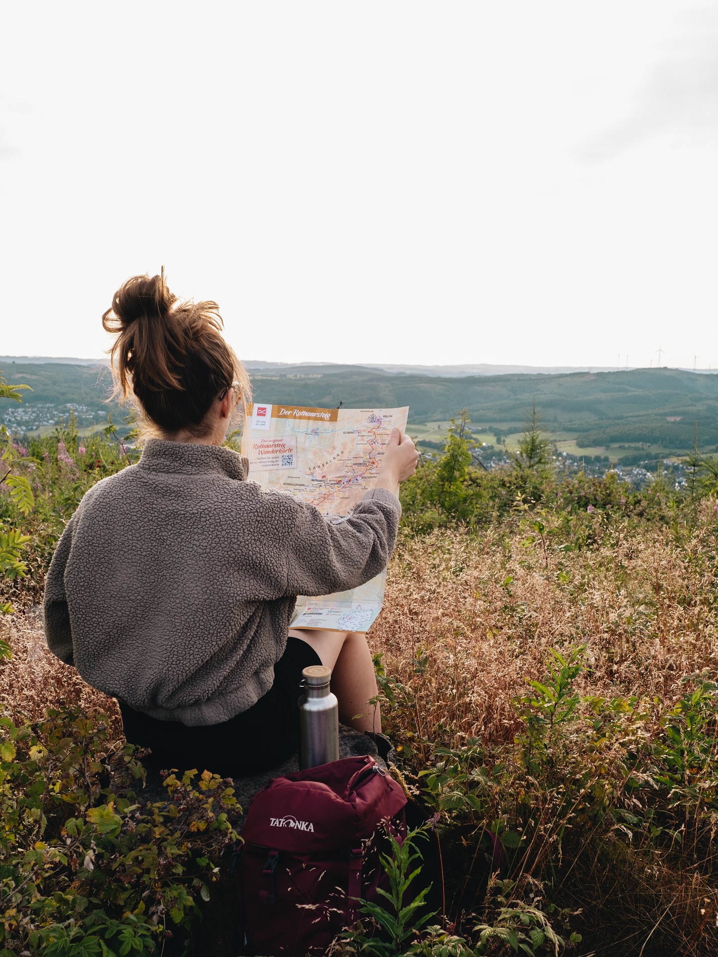 Zeit für ein Waldwege, Aussichten & Rucksack-Picknick. Die letzten sommerlichen Sonnenstrahlen werden in den nächsten Tagen nochmal ganz bewusst aufgesaugt. ☀️🥾✨
Hast du schön Pläne für dein Wochenende?
#storytelling #naturelover #wanderlust #fallpics #picpic #hiking #siwierleben #deinsauerland #rothaarsteig #deinnrw #siegenwittgenstein #deutschland #tatonka