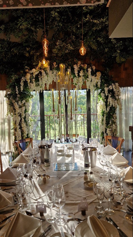 Yesterday, we had the pleasure of providing some decor for an intimate vow renewal at some of ramside hall's treehouses. It doesnt take much to make a big impact. With our wisteria arch which perfectly matched the room and some elegant glass candelabras this banquet was fit for a king and queen. To see how we can take your wedding or other event to the next level drop us a message and book a showroom appointment.
#wisteriadecor #wisteriawedding #treehousewedding #greenwedding #weddingcandelabra #weddingcandles #floatingcandles #luxuryweddings #weddinginspo #elegantwedding