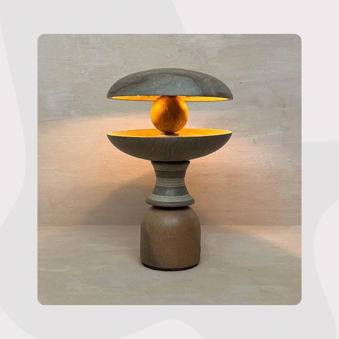 São peças únicas, talhadas manualmente, que unem escultura e design, transformando a luz em presença sensível no espaço.
Inspirada pela psicanálise e pelos arquétipos descritos por Jung, a série encena o diálogo
entre consciente e inconsciente. A pedra, matéria primitiva e densa, simboliza o que é
guardado e reprimido. A luz que emerge do interior não surge para dissipar as sombras,
mas para revelar suas formas, lembrando que o que negamos ou esquecemos também
possui beleza e potência criadora.
Cada luminária é esculpida à mão, e a própria natureza da rocha define texturas,
tonalidades e imperfeições. Essas variações tornam cada peça irrepetível, como se cada
uma revelasse uma face distinta da mesma sombra. A luz interna é dimerizável, permitindo
que o observador ajuste a intensidade e crie atmosferas diferentes, transformando qualquer
espaço em uma experiência sensível e única.
Umbra Lucens nasce da ideia de que a luz não elimina a sombra, ela a revela.
@noemi.carpu
Materiais: pedra esculpida manualmente; luz interna dimmerizável
Faça seu pedido!