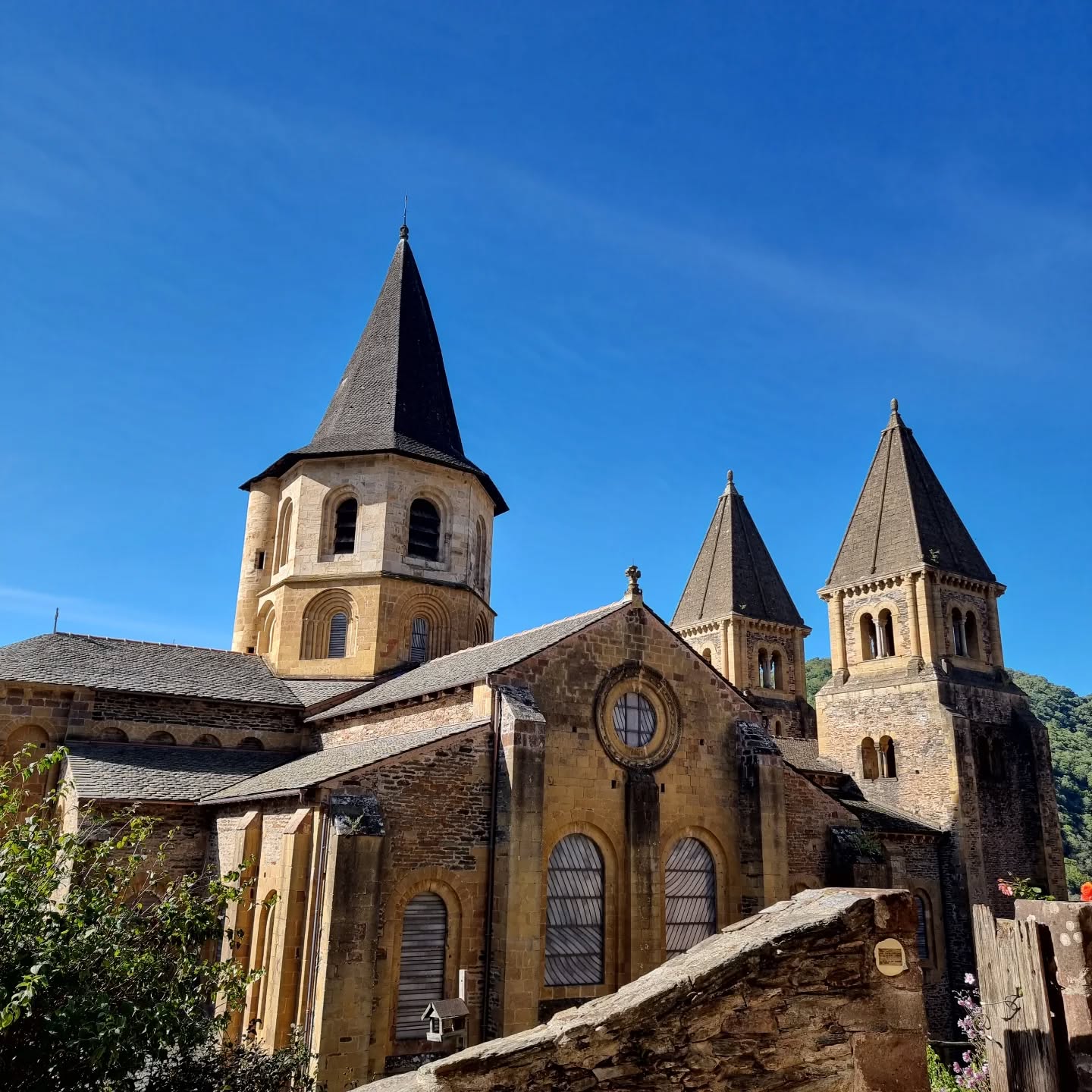 C'est une belle journée à Conques aujourd'hui, venez profiter du soleil et passer à la boutique et nous dire bonjour !
#conques #conquestourisme #conquesenrouergue #boutiquecréateurs #artisancollective #artisan