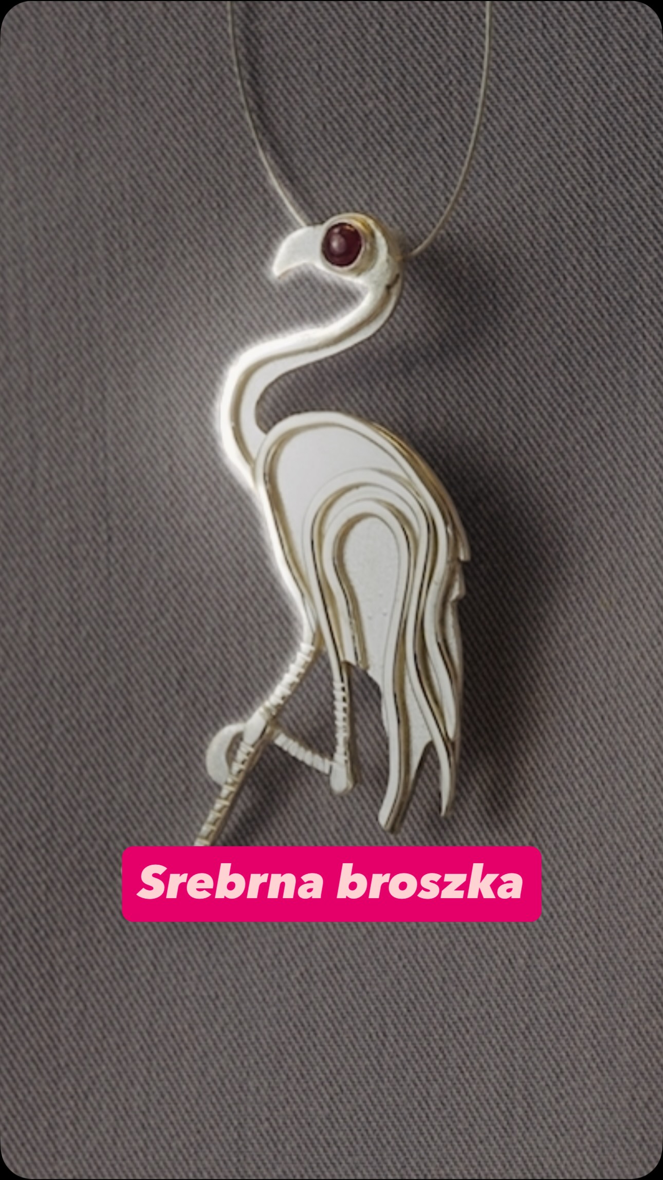 Dlaczego uwielbiam wykonywać prace na zamówienie?
Bo mam możliwość uczestniczyć w wyjątkowym procesie. Szczególnie jeśli przedmiotem zamówienia jest biżuteria dla kogoś bliskiego - poszukiwania najodpowiedniejszej formy, dbałość o szczegóły, przyglądanie się pragnieniom i preferencjom drugiej osoby.
#bizuterianazamowienietorun #jubilertoruń #bizuteriaartystyczna #bizuteriatoruń #srebrnabroszka #prezentnazamówienie #pracowniazlotnicza #palnik #piłkawłosowa