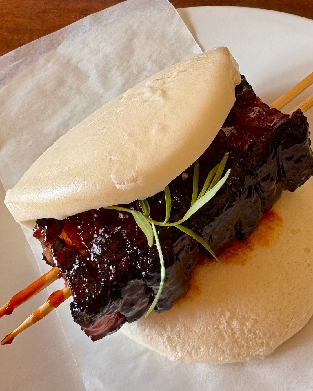 Now we are talking.
On Friday at the table. We have barbecue night. The ultimate skewer of porchetta. Slow-baked suckling pig from a small producer in Alteta, a stone’s throw from Ruffino. We carve and thread onto skewers, which are then glazed with Sapa, Marche’s answer to balsamic vinegar, from the village of Loro Piceno, the centre of this production.
Exactly like that. We make it simple, but not simpler. We cook gastronomy with our history of local products.
That’s Ruffino the most beautiful hill in Marche