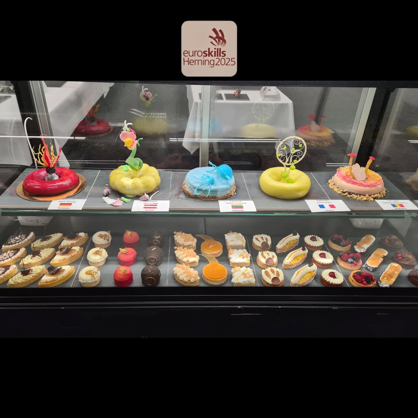 Ein paar Eindrücke vom Wettbewerb.
Hier die 5 besten Teilnehmernationen:
1. Platz Deutschland
2. Platz Frankreich
3. Platz Dänemark
4. Platz Österreich & Finnland
#euroskillsherning2025 #pâtisserieandconfectionery #skillsaustria #konditorhandwerk #konditorei_grellinger
@skillsaustria @lisa_schoegl @vronis_cakes