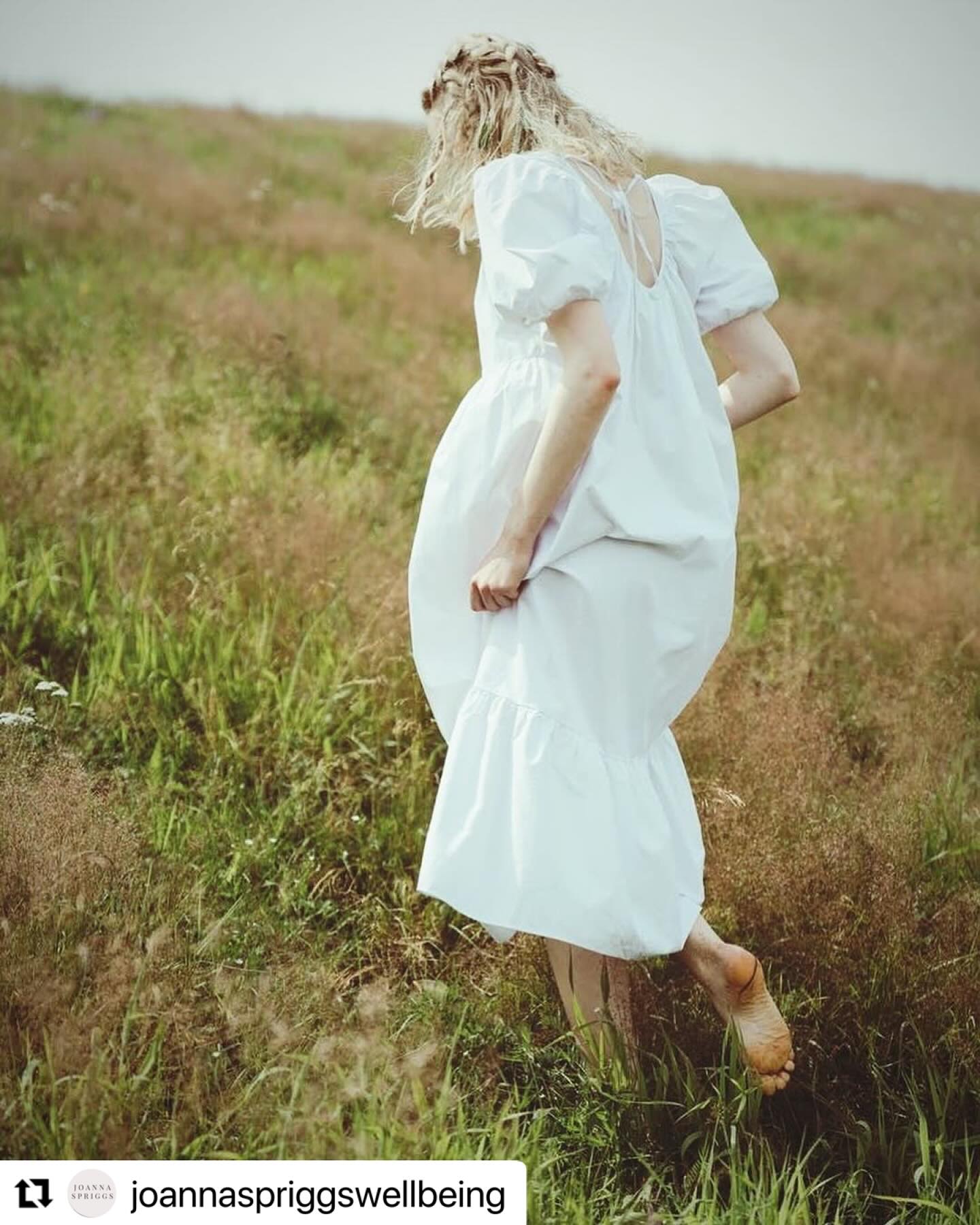 ・・・
💛 The benefits of ditching your shoes are HUGE 💛
Your feet ground you to the earth. 🌿🪵
Grounding means making a physical connection between us as electrical beings & connections to the energy/frequencies of the earth.
Did you know there are over 7000 nerve endings in your feet alone? so walking barefoot on grass or sand can give you a free reflexology session! ✨
Not only does going barefoot neutralise damaging free radicals, but it also helps to combat stress, improve immune function & reduce anxiety.
So, what are you waiting for? Get out in the last of the summer rays, ditch the restrictive footwear, soak up the earths energy & absorb some Vit D at the same time! ☀️
Joanna x