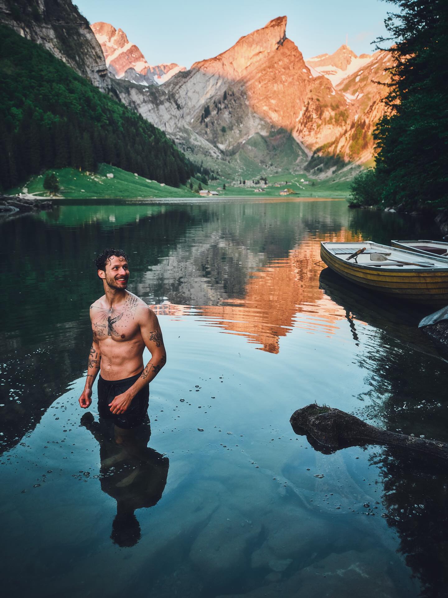 @rausch_official ist sexy🔥!
Energy-Boost-Shampoo mit Wacholder.
Praktische, speziell für Männer entwickelte 4in1-Formel für Haar, Körper, Gesicht und Bart
🤍Reinigt sanft und spendet Feuchtigkeit, ohne das Haar zu beschweren – mit 24h Feuchtigkeits-Wirkstoff
🤍Belebt und erfrischt mit vitalisierendem Duft
🤍Stärkt Haar und Hautbarriere
🤍Sehr ergiebig und für die tägliche Anwendung geeignet
🤍Hergestellt in der Schweiz mit hauseigenen Extrakten aus Wacholder und Rosmarin
🤍Vegan, ohne Silikone und mit 92 % Inhaltsstoffen natürlichen Ursprungs
#rausch #haircare #men #shampoo