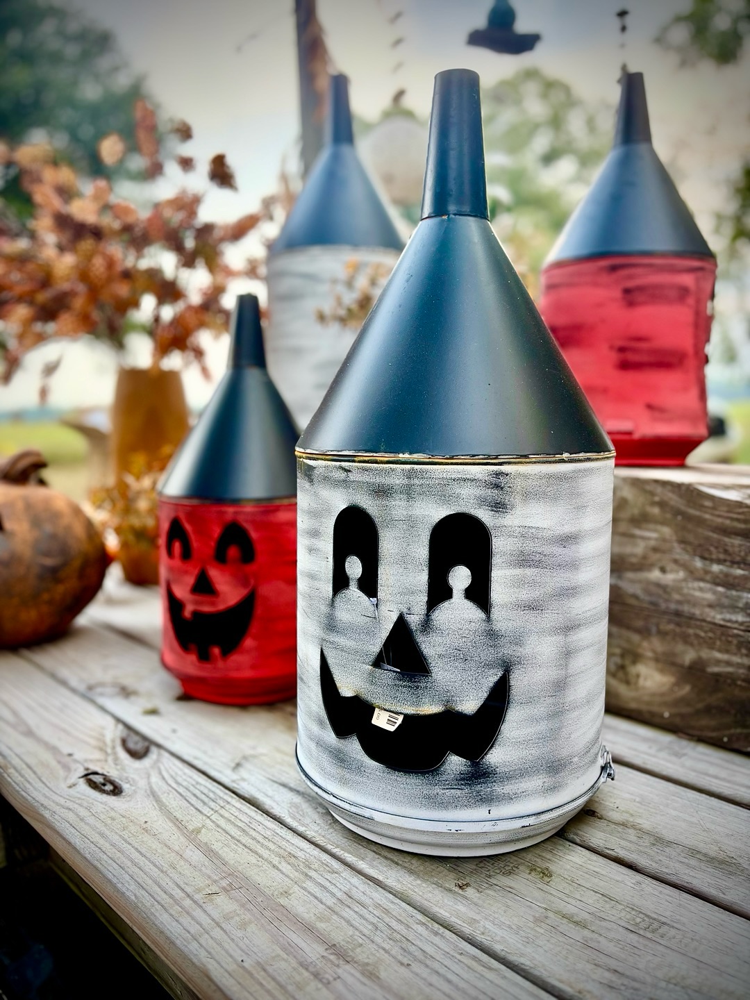 What would Halloween be without some fun and spooky accessories? Shop all things fall THIS SATURDAY, Sept 20 from 10-4. 🧡