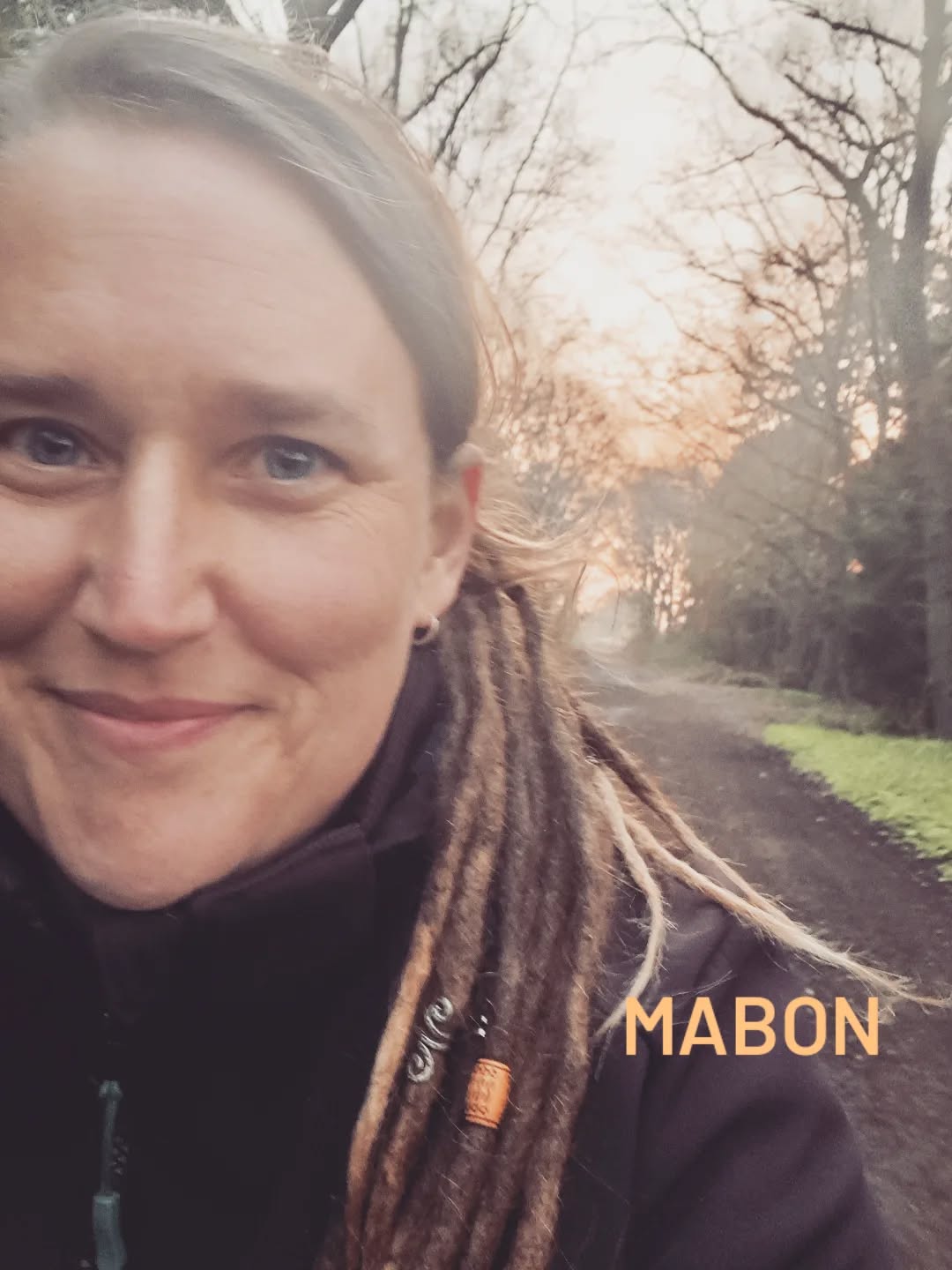 Mabon
Die Tage werden kürzer, die Dunkelheit länger. Bis zur Wintersonnenwende immer etwas dunkler, bis zur Frühjahrs-Tag-und-Nachgleiche Ostara ist es täglich länger dunkel als hell.
Noch sehen wir den goldenen Herbst und die Erntezeit, doch schon bald werden die Tage grauer. Die Natur geht in den Rückzug.
In der Dunkelheit liegt ein Schatz, der Rückzug ermöglicht uns nach innen zu blicken wenn wir uns trauen.
Die Jahreskreisfeste und Rituale des dunklen Halbjahres sind oft voller Mystik und verwoben mit unseren Ahnen - ein Grund warum viele sich davor scheuen.
Doch gerade zu Schwellenzeiten, wenn die Schleier dünn sind, sind die Prozesse leichter, vielleicht auch intensiver, aber sehr heilsam.
Wie gestaltest du die dunkle Jahreszeit? Bringst du extra viel Licht in dein Leben oder gehst du wie die Natur in den Rückzug? Gibt es ein Winterprojekt was zu diesem Vibe passt?
Rückzug bedeutet nicht immer einsam und allein zu bleiben. Wir können den Rückzug auch gemeinsam mit anderen (Frauen) bewusst gestalten, gemeinsame Rituale, Handarbeiten und Reflektion im Kreis. Kochen, Musik und gegenseitiges tragen durch diese Zeit können uns davor bewahren in Schwermut zu verfallen.
Worauf hast du diesen Winter Lust? Was hast du vielleicht schon geplant?