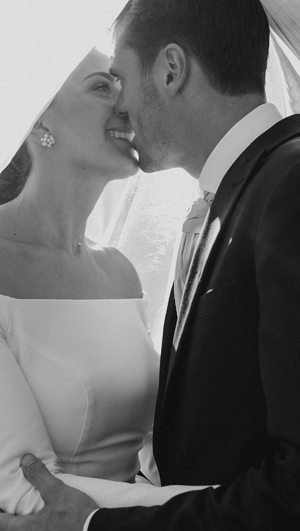 / Marion & Martin /
Un mariage très fort en émotion dès les premiers instants en préparatifs, un marié super ému lors de l’arrivée de sa femme dans l’église, des proches touchants et complices, un cocktail aussi fun qu’attendrissant et bien sûr un couple fou amoureux!
Un mariage au @chateau_de_canon_evenement, mon fief préféré !
.
.
.
@brindfolie.14 @delocevents
#mariage #weddinginspiration #mariageprincier #beautifullbride #mariagenormandie