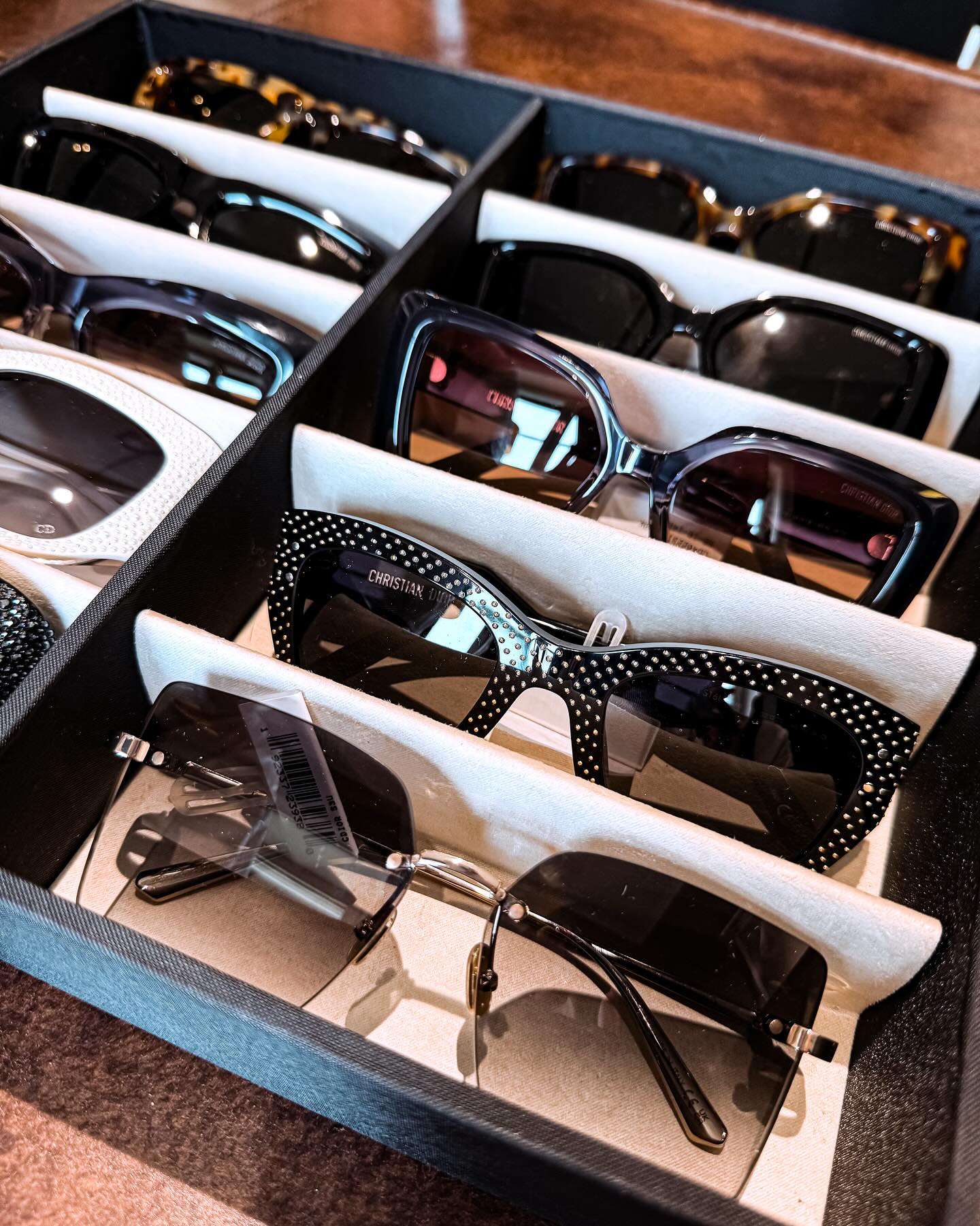 Tjuvkik på allt ögongodis vi drunknade i vid senaste inköpet med @dior 😍
Höstnyheter trillar in hela tiden i Villan! Varför inte trotsa regnet, kom in och bli inspirerad? ☔️
Öppet idag, lördag, mellan kl 10-14 ❤️