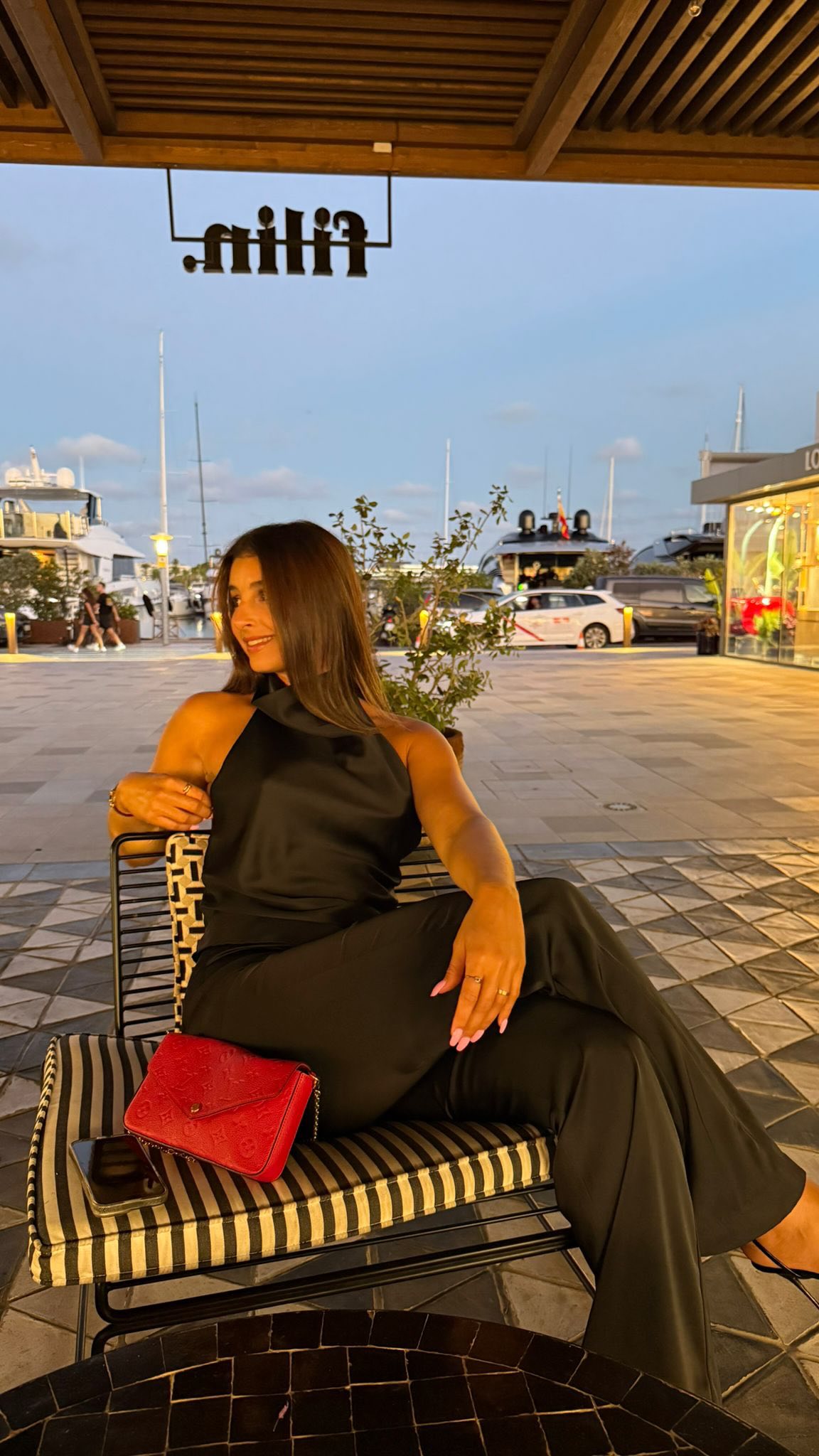 Ces 3 (mauvaises) habitudes que tu fais et qui bloquent ta perte de gras !
1️⃣ Tu fais un déficit calorique extrême !
Tu réduis drastiquement tes apports énergétiques en supprimant les féculents, le gras, le sucre… dans l’espoir de perdre vite !
Mais perdre trop vite va juste t’enfermer dans un cercle vicieux et entraîner des fringales, une perturbation des hormones, de la frustration, ect…
❌résultat sur le long terme : tu reprends du poids, ton métabolisme est à plat et ton moral aussi.
✅Privilégie un déficit modéré en consultant un/une diet qui pourra t’accompagner au mieux selon tes besoins.
2️⃣ tu négliges ton sommeil 💤
Négliger son sommeil engendre une perturbation de tes hormones et notamment la ghréline (hormone de la faim) et la leptine (hormone de la satiété).
❌ un manque de sommeil augmente les niveaux de faim et favorise le grignotage mais diminue aussi la sensation de satiété donc tu manges plus.
✅ Essaye d’adopter une routine de sommeil en limitant les écrans, gérant ton stress et en dormant dans une pièce aérée et pas trop chaude.
3️⃣ Tu te prives la semaine et craque le week-end
Phénomène de récompense lié à la privation et la frustration de ta semaine alimentaire…
Si tu consommes 1800 kcal sur la semaine mais que du vendredi soir au dimanche tu consommes 3500 kcal avec de l’alcool, des sucres raffinés, des fast food… ton corps stock !
❌évite d’être dans l’hyper-contrôle alimentaire car tu finis toujours par craquer sur tout ce qui te paraît “interdit” et tu consommes trop d’énergie sur une courte période..
✅ intègre sur ta semaine des aliments ou des repas qui te font envie selon tes besoins et en écoutant tes sensations alimentaires.
Si toi aussi tu te reconnais dans une de ces habitudes alors n’hésite pas à le me faire un retour en commentaire ! 📩
Je suis Léa, diététicienne nutritionniste et je t’aide à perdre du gras de manière saine et durable sans régime ni frustration ! 🥰
#diet#healthy#food#healthyfood#healthylifestyle#dietetique#cook#pertedepoids#pertedegras#pertedepoidssaine#regime#lifestyle#insta#instamood#instapic#bodybuildingmotivation