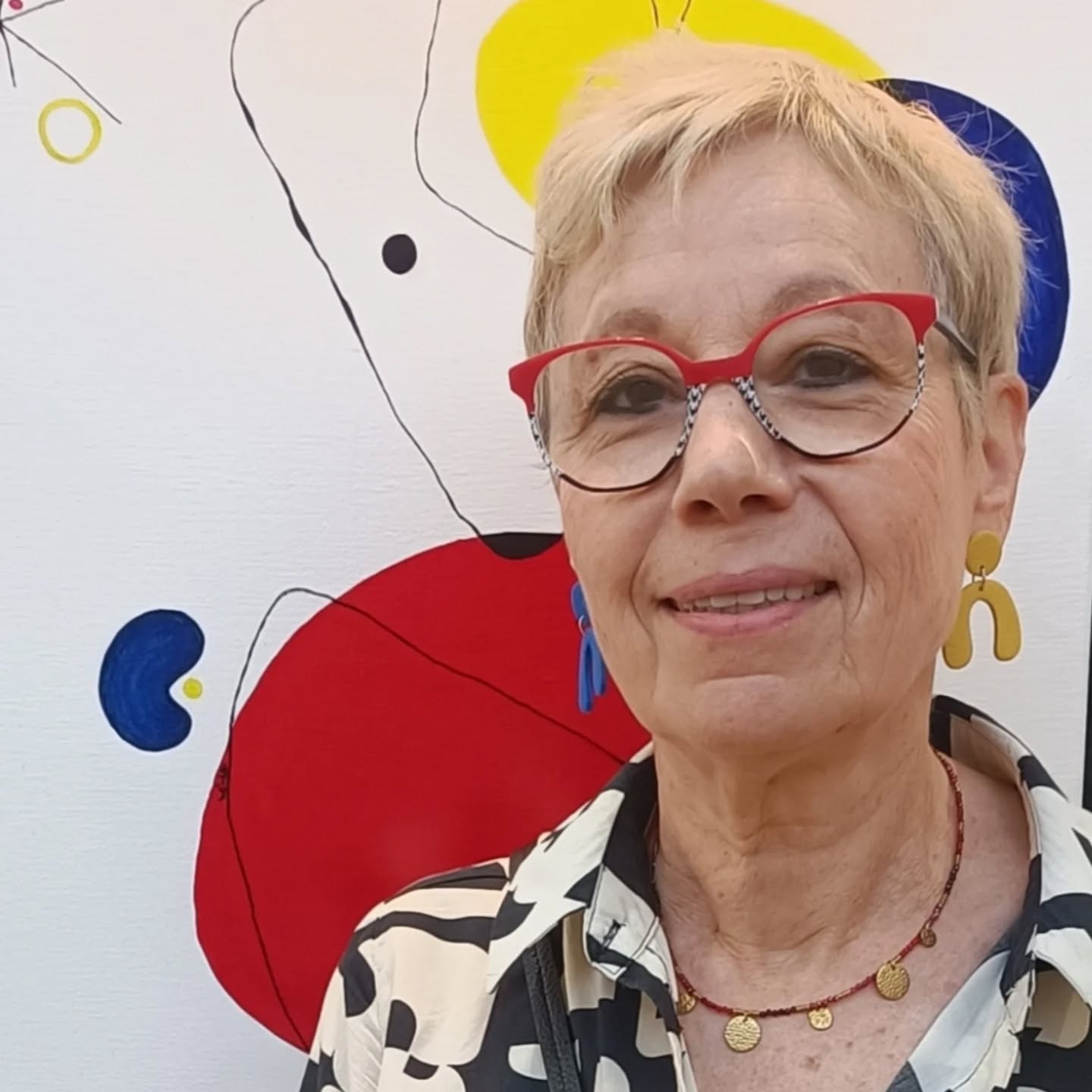 Me voici devant "Stelo", qui signifie "étoile" en espéranto.
Vous connaissez l’espéranto ? Eh bien c’est une langue universelle qui a été créée pour rapprocher tous les peuples du monde…
Et cette exposition organisée par JEPAA, une organisation artistique japonaise, célèbre justement l’échange culturel entre les pays européens et le Japon et le développement d’amitiés durables.
Et ce weekend c'est à Paris au cœur du Marais à la Halle aux Blancs Manteaux, 48 rue Vieille du Temple, 75004 Paris.
Vendredi 19/09 - 12h00 à 19h
Samedi 20/09 - 11h à 17h
Dimanche 21/09 - 11h00 à 17h
#Esperanto #LangueUniverselle #CultureJaponaise #CultureEuropeenne #AmitiéInternationale #RapprochementDesPeuples #UnionDesCultures #Paris #France #Japon #JEPAA